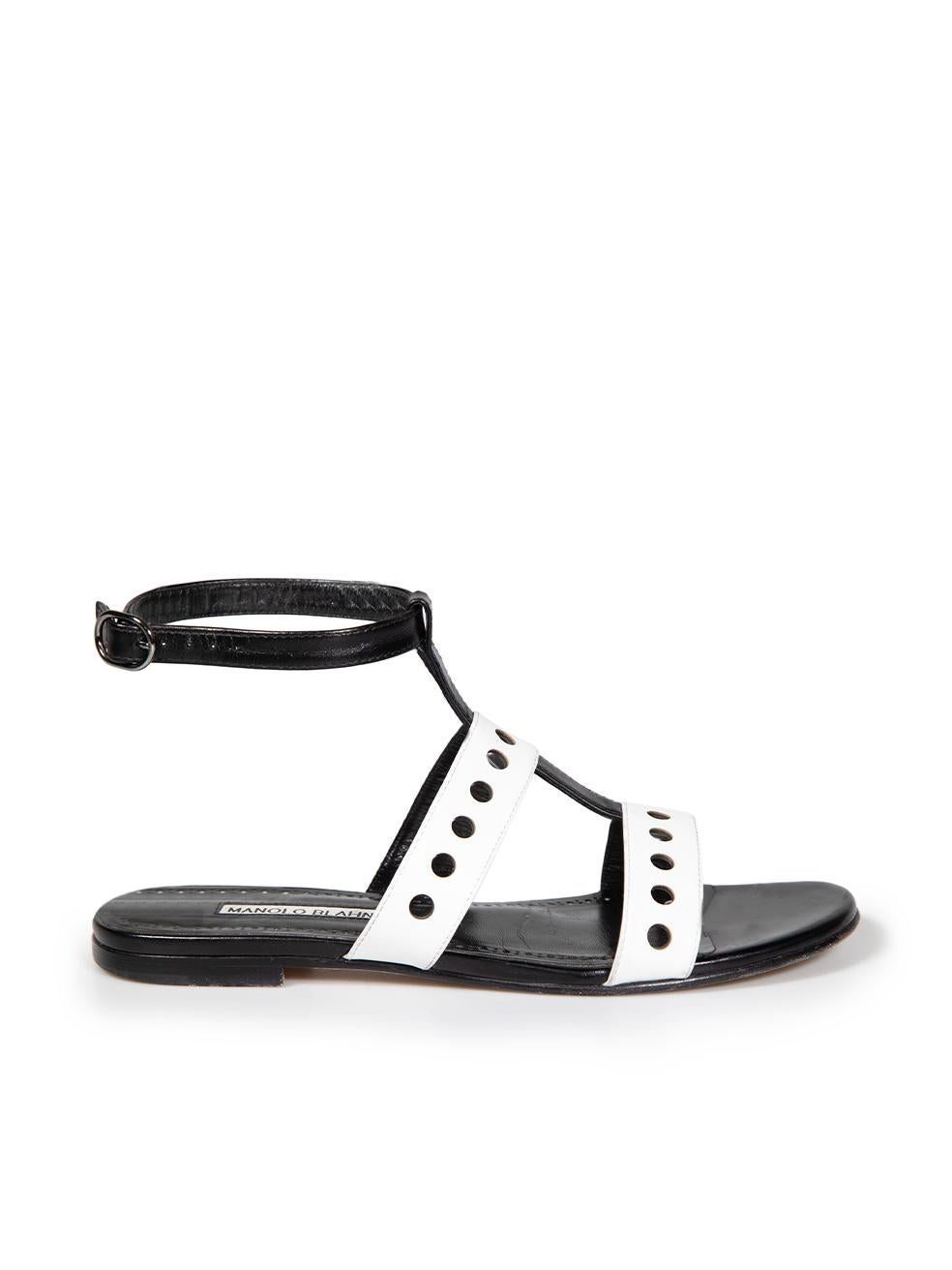 El ESTADO es Muy bueno. Se aprecia un desgaste mínimo en las sandalias. Arrugas generales en la piel y desgaste en las suelas de este artículo de segunda mano de Manolo Blahnik.
 

 

 

 Detalles
 

 

 Blanco y negro
 

 Piel
 

 Sandalias
 

