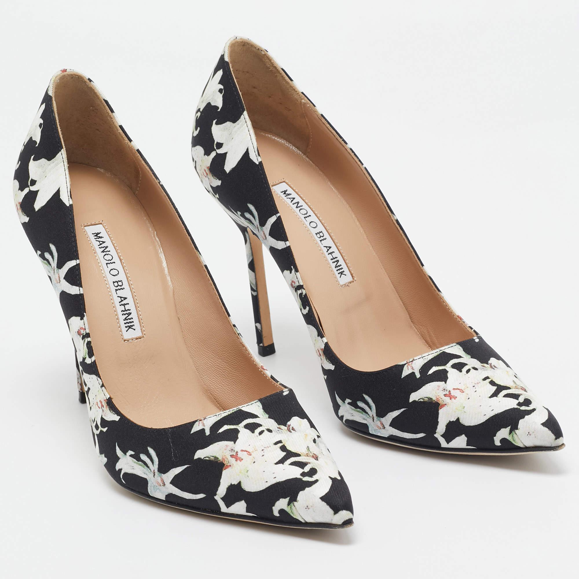 Manolo Blahnik Black/White Printed Floral Fabric BB Pumps Taglia 37 In condizioni buone in vendita a Dubai, Al Qouz 2