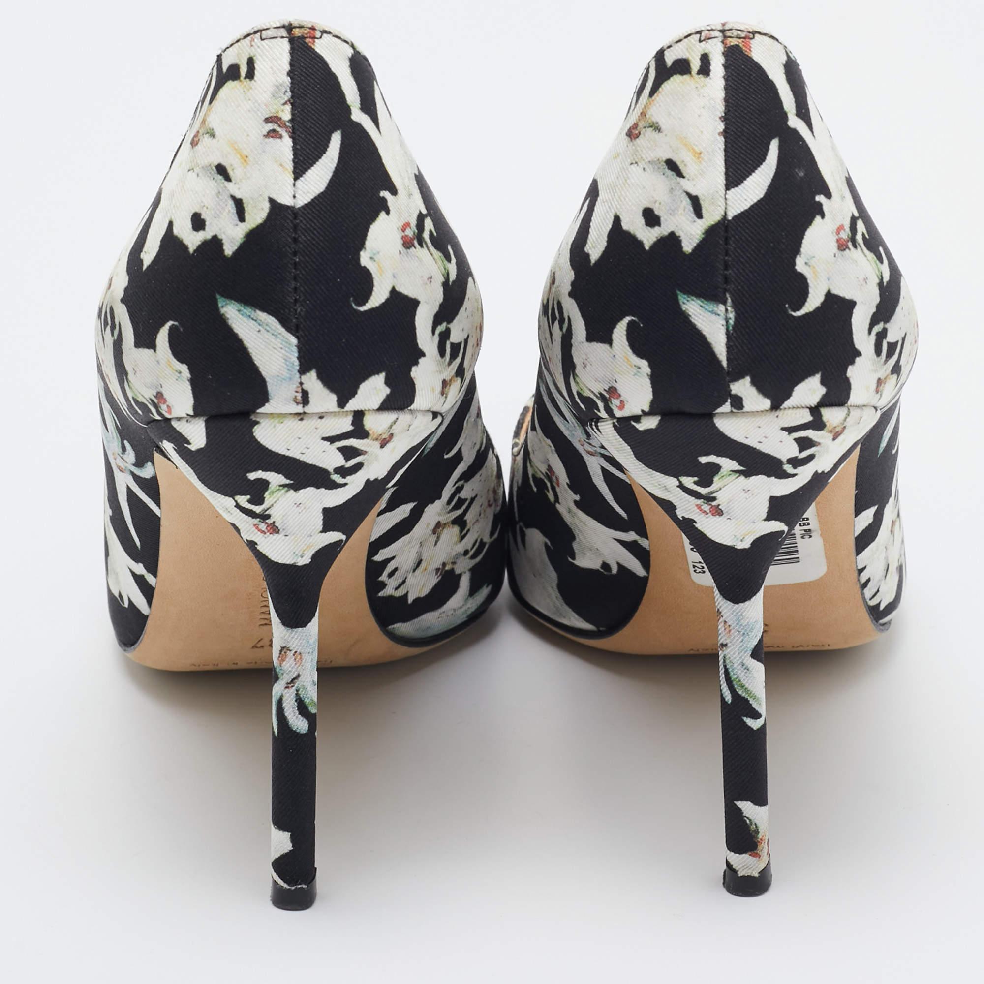 Donna Manolo Blahnik Black/White Printed Floral Fabric BB Pumps Taglia 37 in vendita