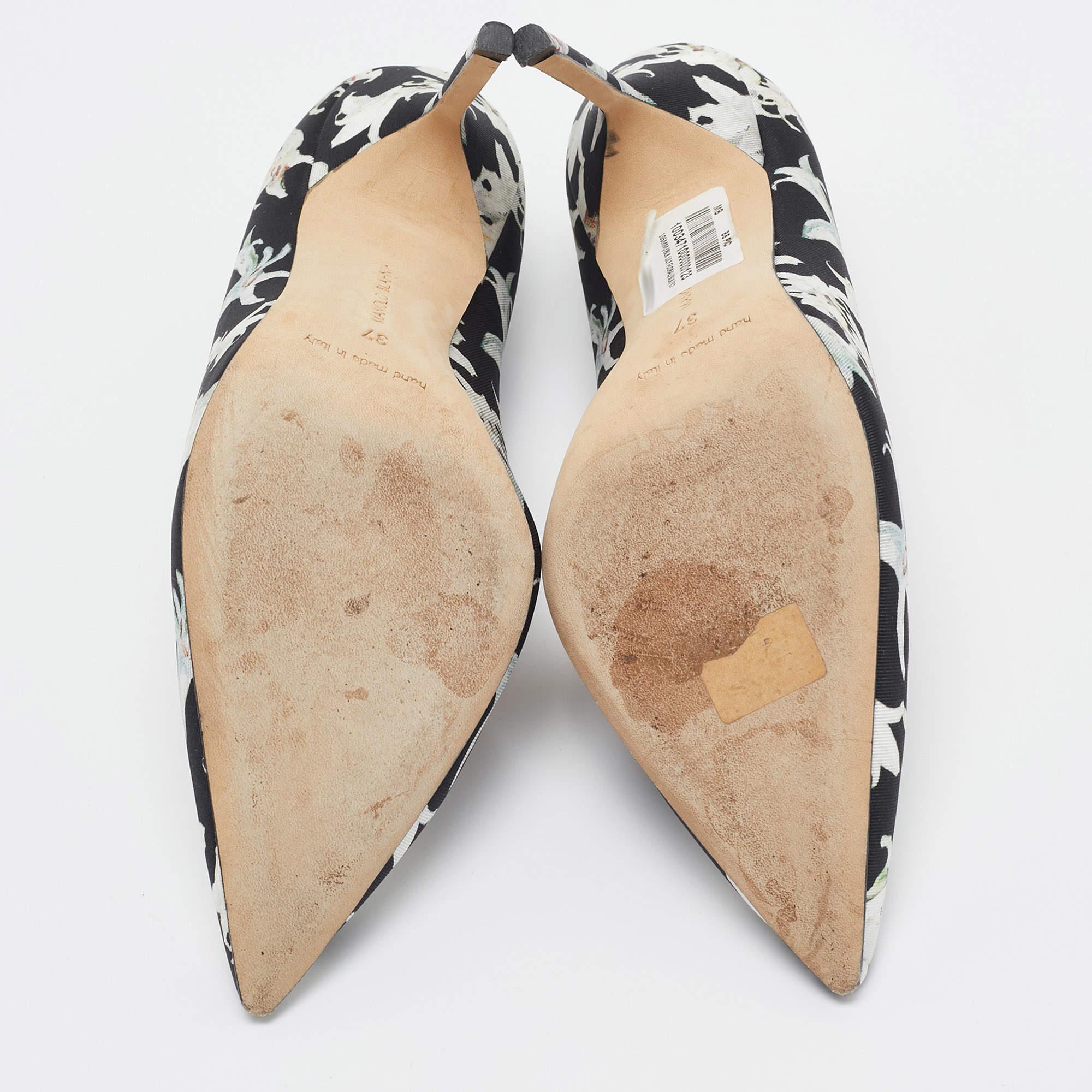 Manolo Blahnik Black/White Printed Floral Fabric BB Pumps Taglia 37 in vendita 1