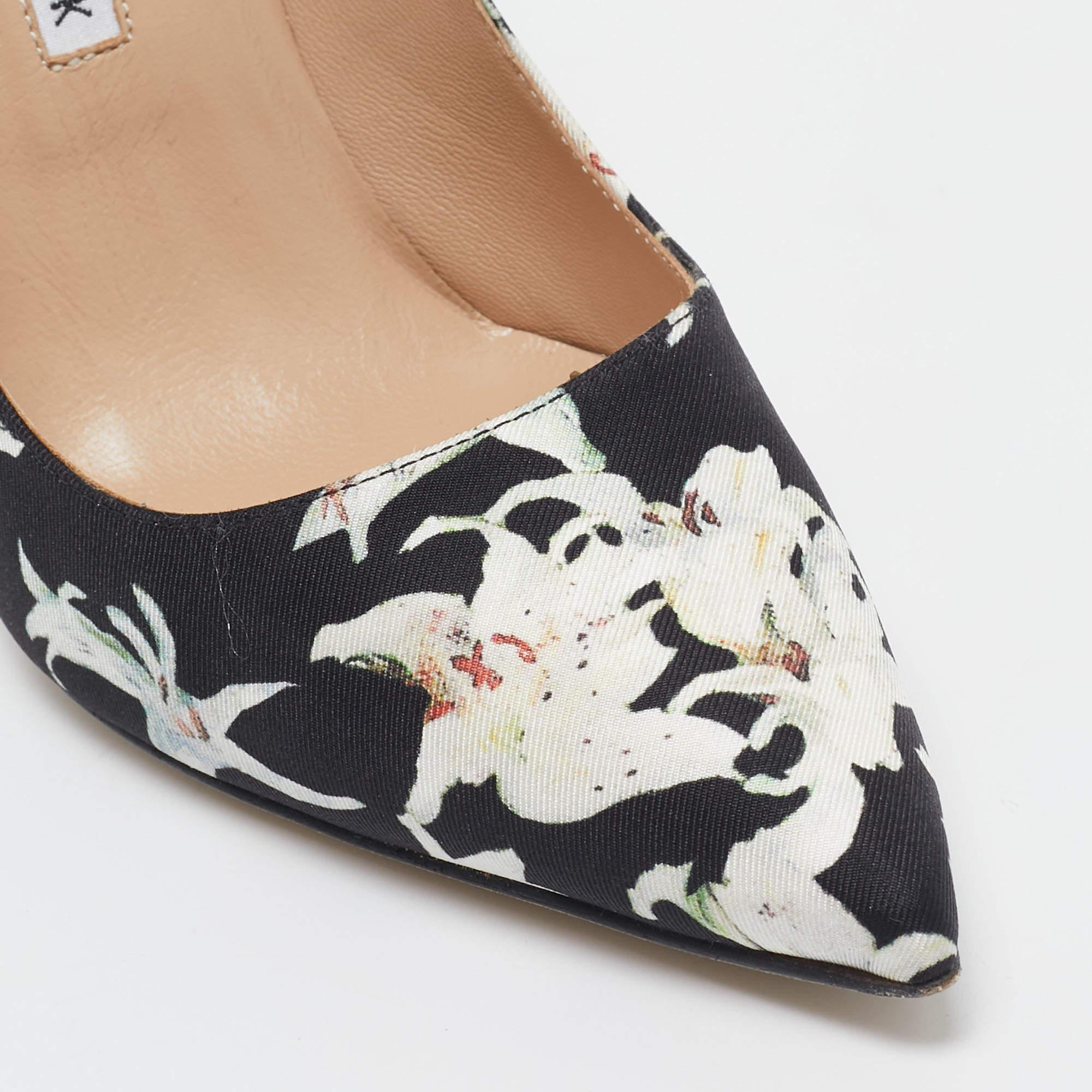 Manolo Blahnik Black/White Printed Floral Fabric BB Pumps Taglia 37 in vendita 2