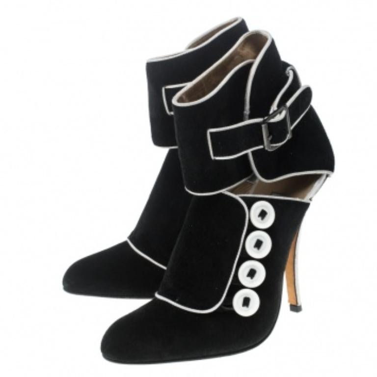 Manolo Blahnik ist weltweit ein Favorit, wenn es um schicke und moderne Modelle geht, und diese Rapacina-Stiefel sind ein Beweis dafür. Das schwarze Paar ist aus Wildleder gefertigt und mit kontrastierendem weißem Stoff versehen. Er hat eine runde