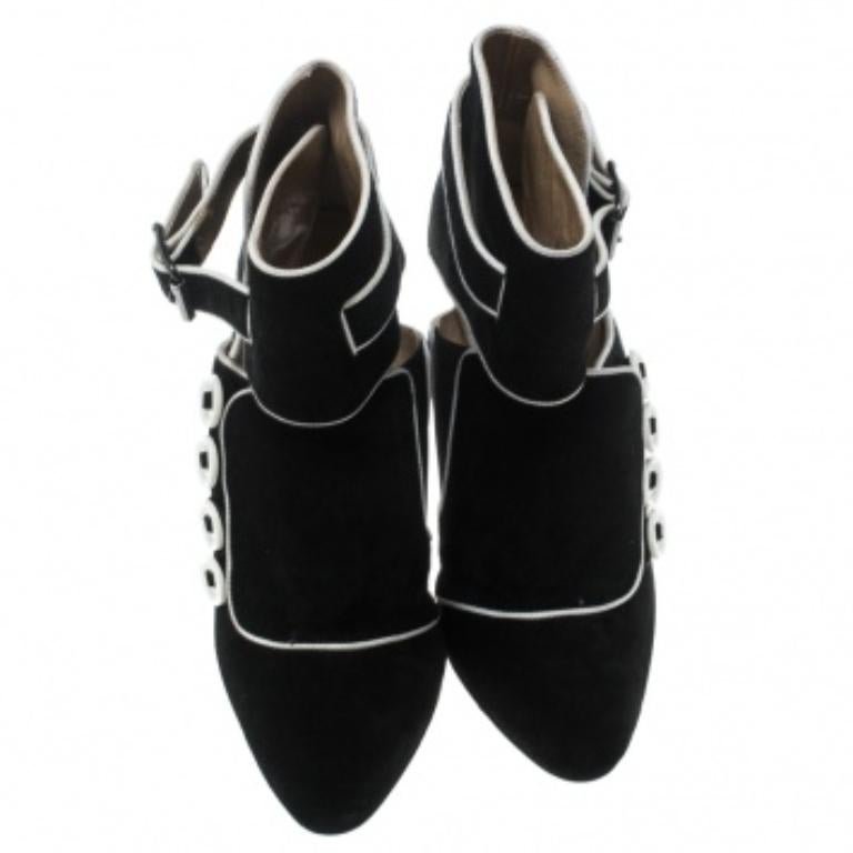Manolo Blahnik Schwarz/Weiß Wildleder Rapacina Knopf Detail Booties Größe 35.5 im Zustand „Hervorragend“ im Angebot in Dubai, Al Qouz 2