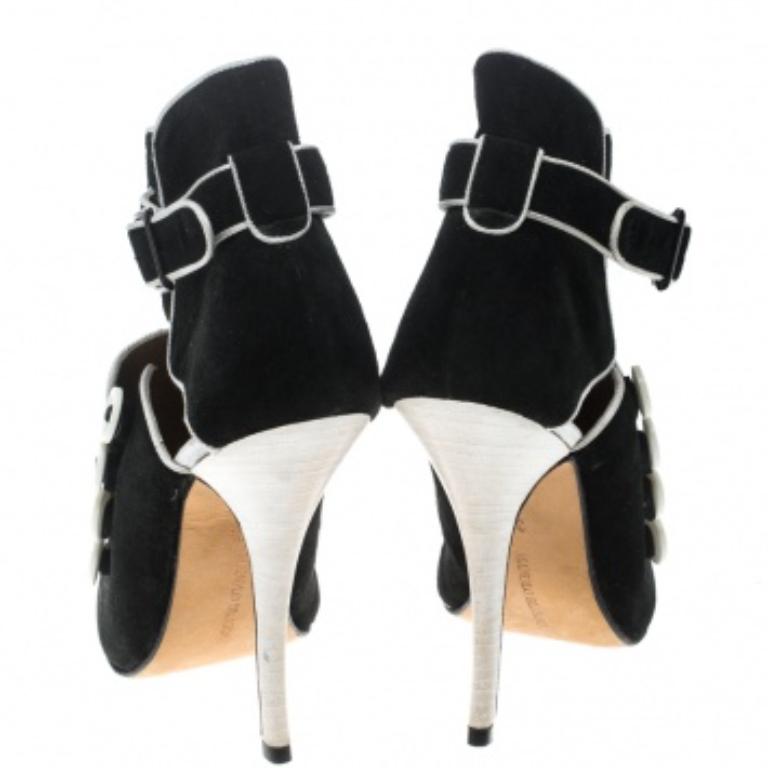 Manolo Blahnik Schwarz/Weiß Wildleder Rapacina Knopf Detail Booties Größe 35.5 Damen im Angebot