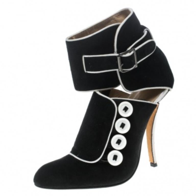 Manolo Blahnik Schwarz/Weiß Wildleder Rapacina Knopf Detail Booties Größe 35.5 im Angebot 1