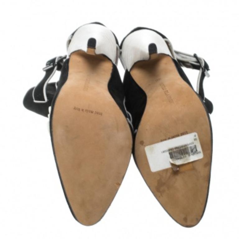 Manolo Blahnik Schwarz/Weiß Wildleder Rapacina Knopf Detail Booties Größe 35.5 im Angebot 3