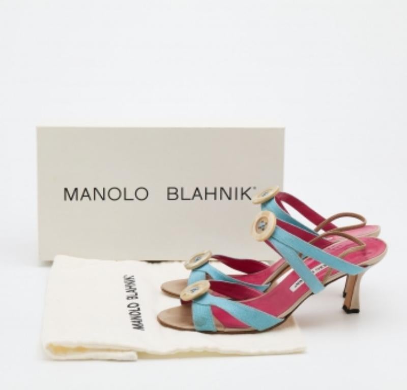Manolo Blahnik brings to you the perfect summer sandals! These pretty slides are made from canvas and flaunt a gorgeous blue hue. They are finished with front straps that are accentuated with buttons. Wear them with chic dresses and minimal jewelry.