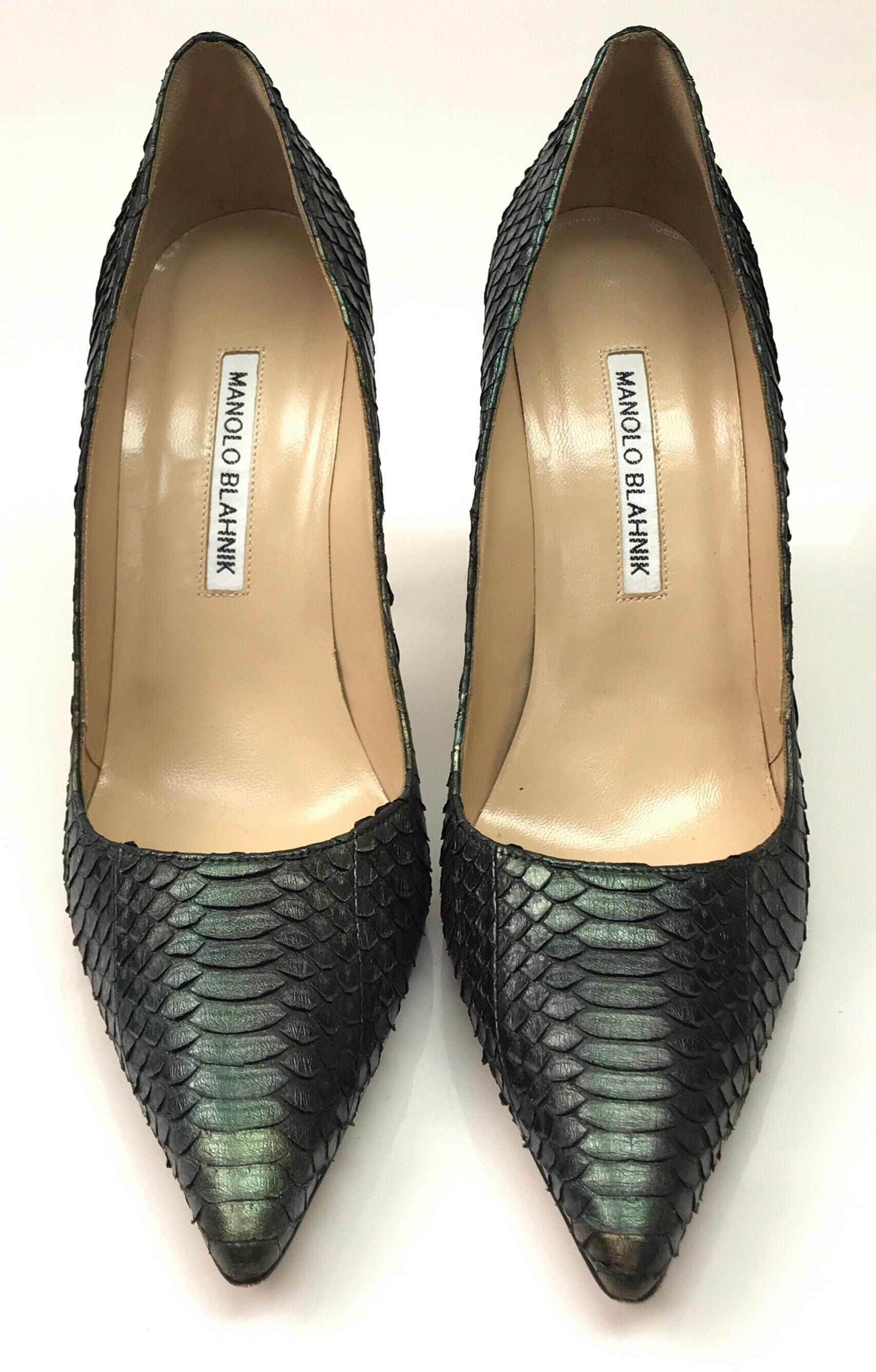Escarpins Manolo Blahnik en python bleu et vert - 38.5. Ces étonnants escarpins Manolo Blahnik sont en excellent état. Elles ne présentent pratiquement aucun signe d'utilisation, à l'exception du dessous de la chaussure, comme le montre la photo.