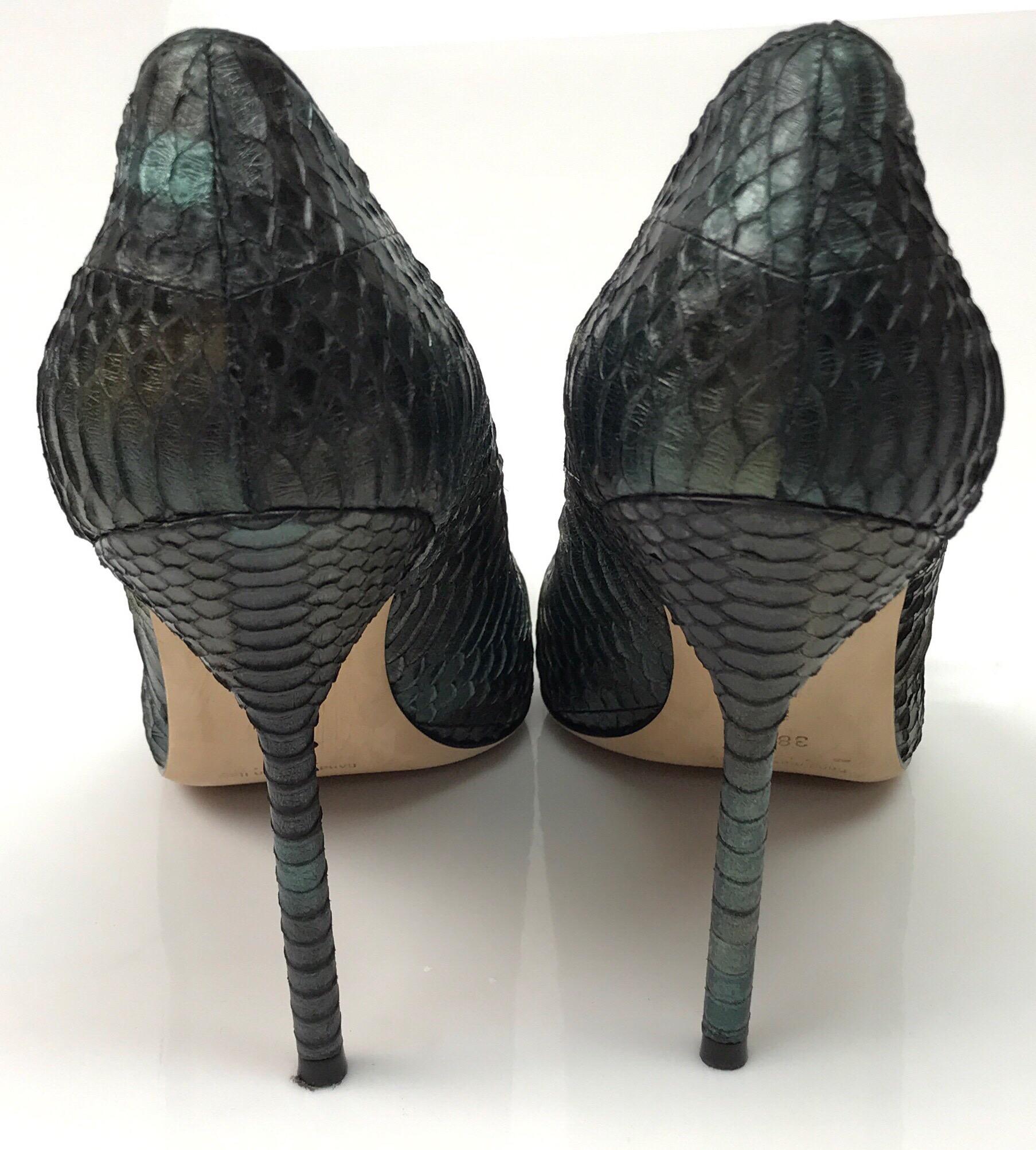 Noir Manolo Blahnik - Escarpins en python bleu et vert, taille 38,5 en vente