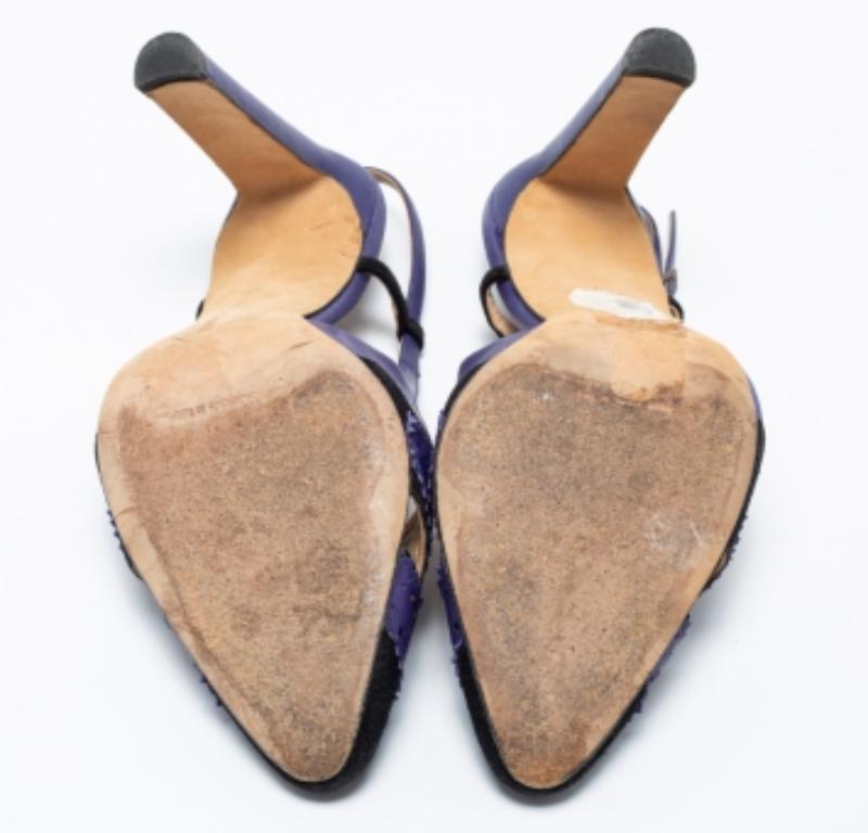 These Barrie Spectator sandals from Manolo Blahnik are all you need to flaunt a stylish look for the day! Made from blue-black leather and suede on the exterior, these sandals feature a slingback, silver-tone hardware, and 11 cm heels. Revamp your