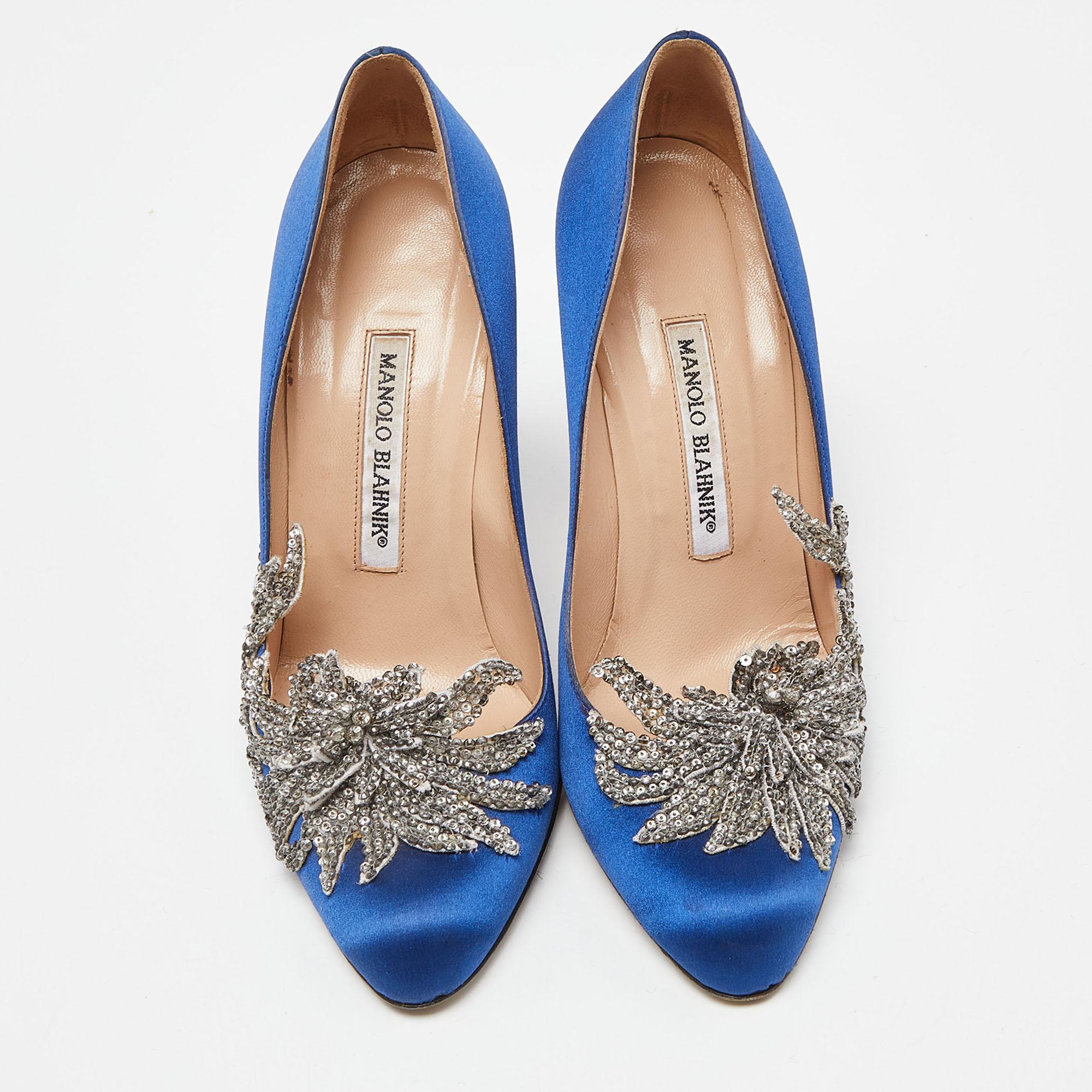 Manolo Blahnik Blau Satin verschönert Swan Pumps Größe 37 im Zustand „Relativ gut“ in Dubai, Al Qouz 2