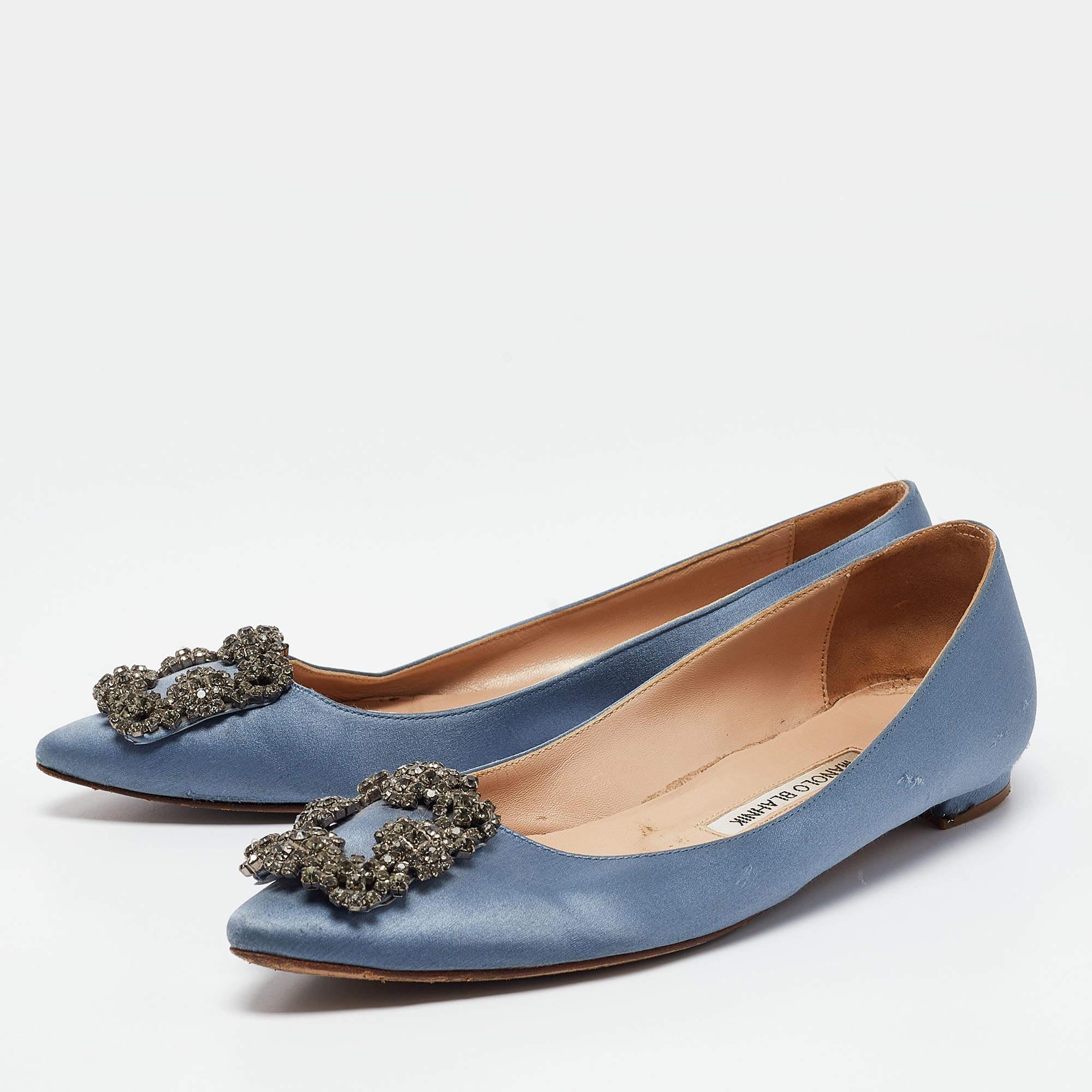 Frame your feet with these Manolo Blahnik ballet flats. Created using the best materials the flats are perfect with short midi and maxi hemlines.