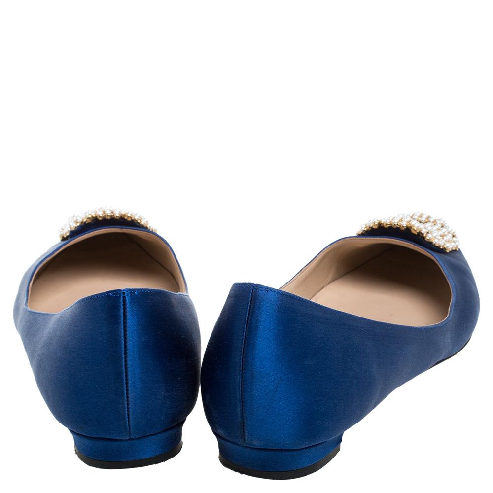 Manolo Blahnik Blue Satin Hangisi Crystal Embellished Ballet Flats Size 39.5 In Good Condition In Dubai, Al Qouz 2