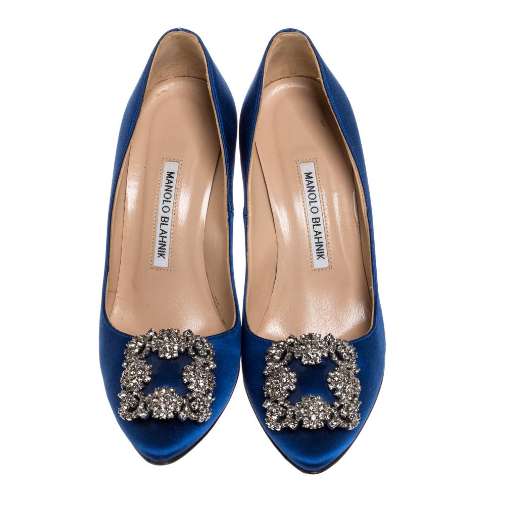 These iconic pumps are by Manolo Blahnik. Styled in a blue shade, with dazzling embellishments on the toes, and leather insoles to provide comfort, these luxurious satin pumps will never fail to lift your outfits. Complete with 10 cm heels, you can