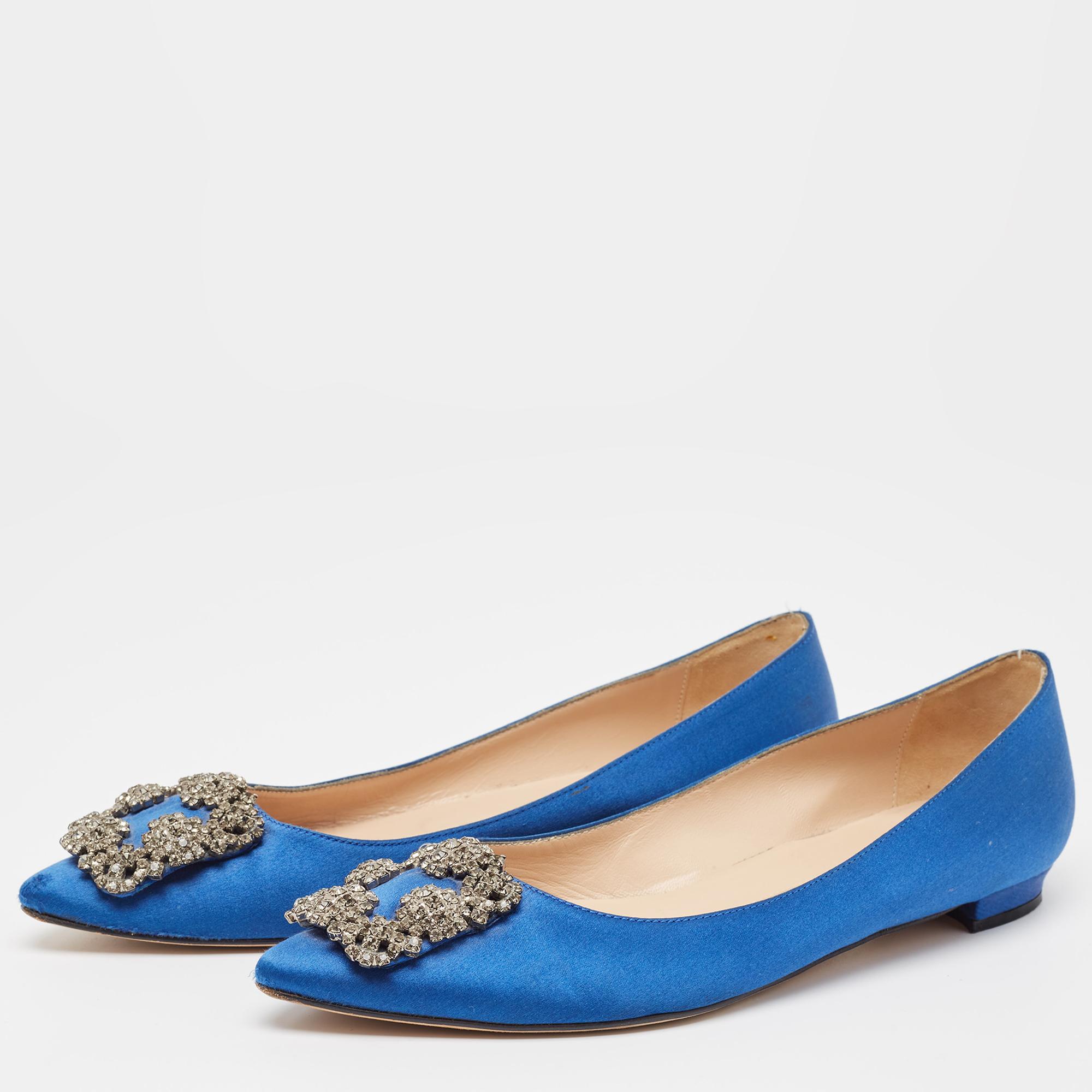 The durable soles of this pair of Manolo Blahnik flats will reflect grace and luxury in every step. Made from satin, it is made striking with crystal-embellished buckle detailing on the toes and exhibits branded insoles. 
