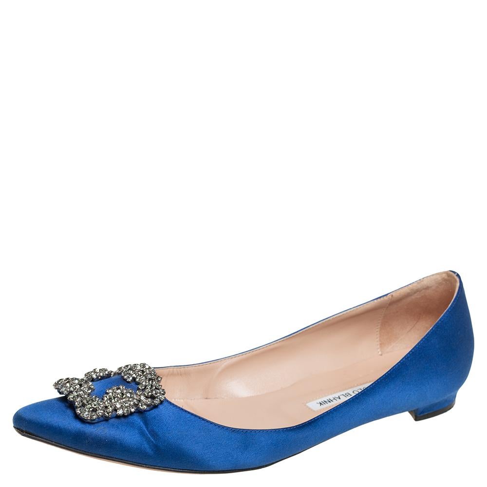 This pair of flats from Manolo Blahnik is a perfect example of the graceful designs Blahnik is well-known for. These blue Hangisi flats are synonymous with opulence, femininity, and elegance. Crafted from satin into a pointed toe silhouette and