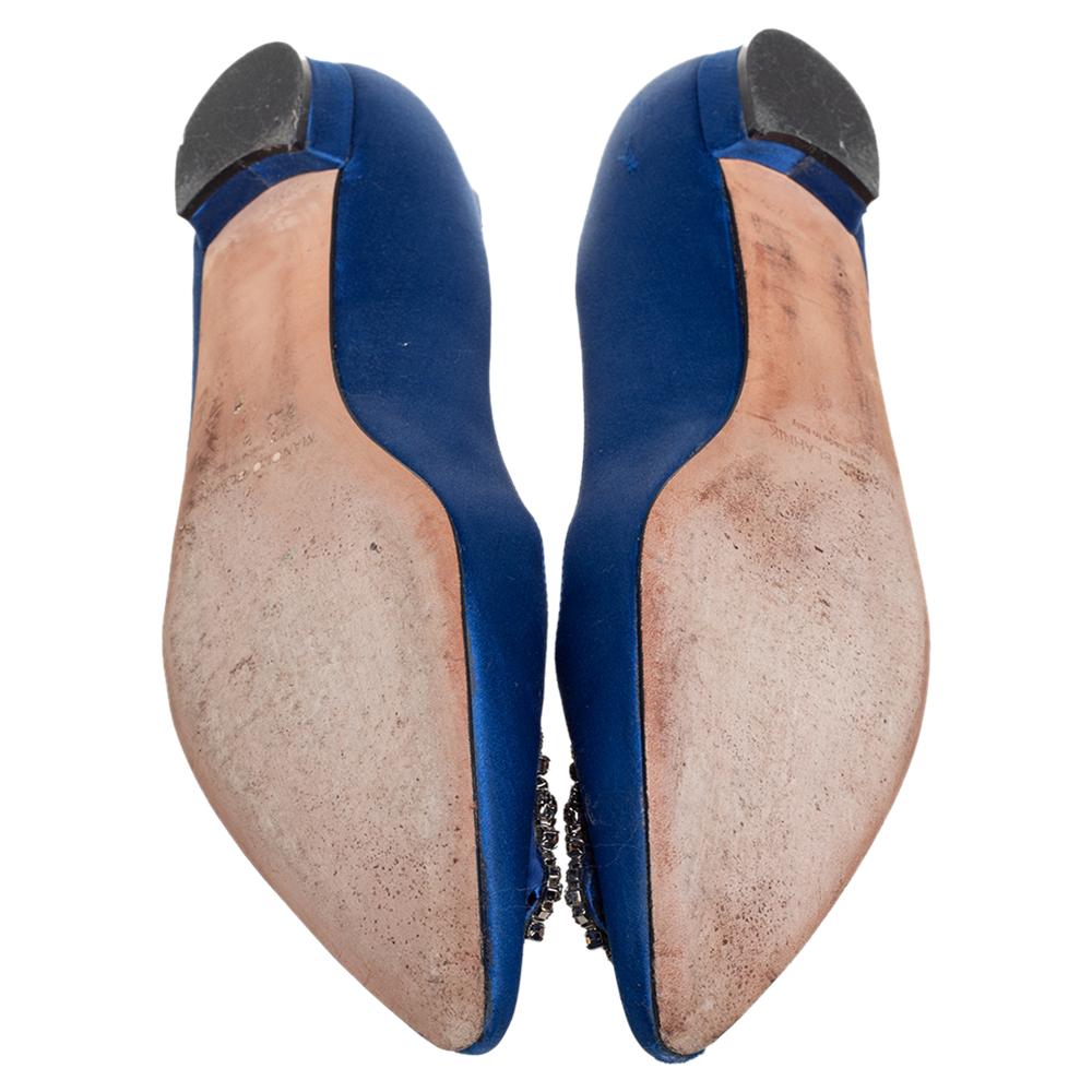 blue manolo blahnik hangisi outfit