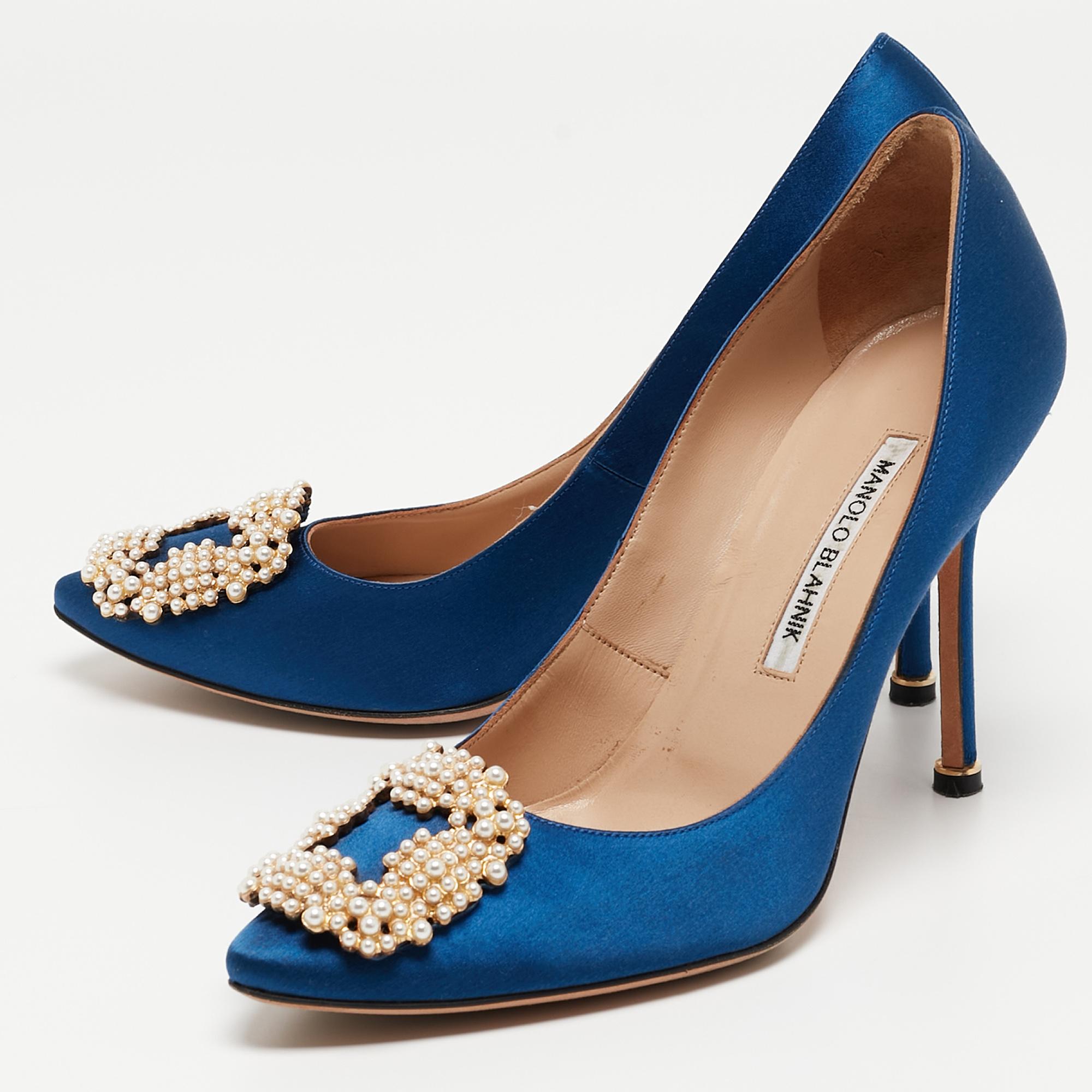 Wonderfully crafted shoes added with notable elements to fit well and pair perfectly with all your plans. Make these Manolo Blahnik blue satin pumps yours today!

