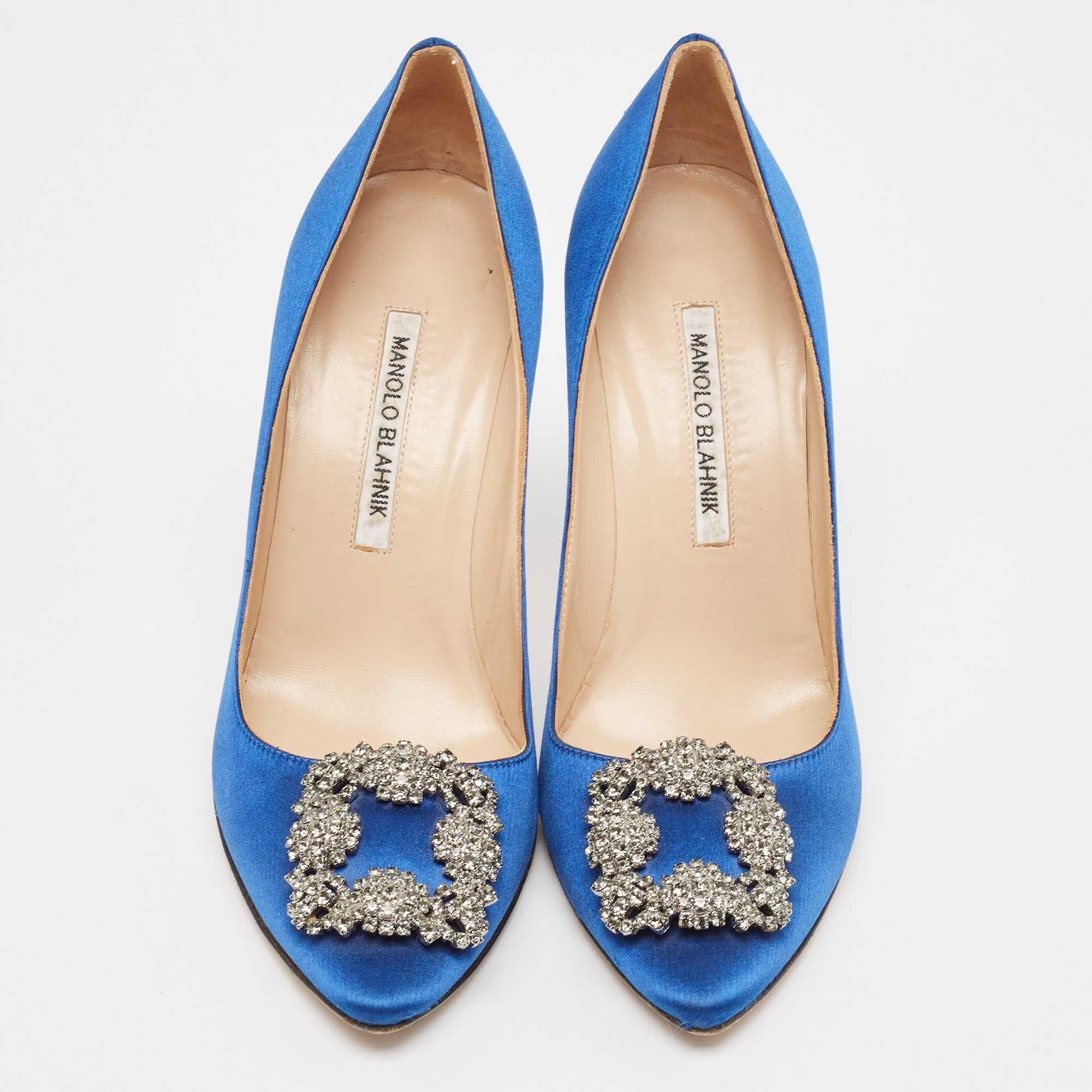 Manolo Blahnik Blue Satin Hangisi Pumps Size 38.5 In Good Condition In Dubai, Al Qouz 2