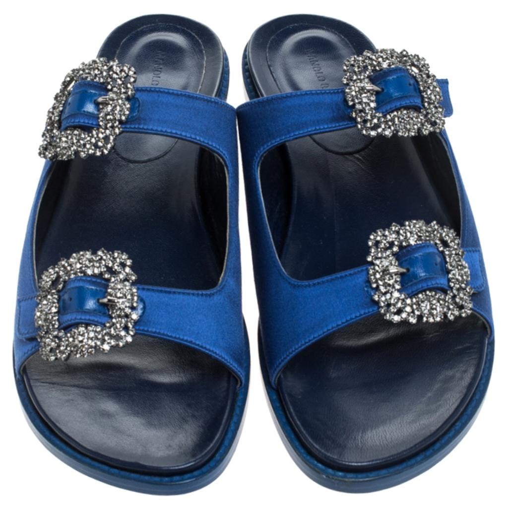 This beautiful pair of satin flats will bring out the fashion diva within you. The flats are at their stylish best and are fitted with leather soles for durability. Stay casual and keep your feet pretty in these embellished buckle flats from Manolo