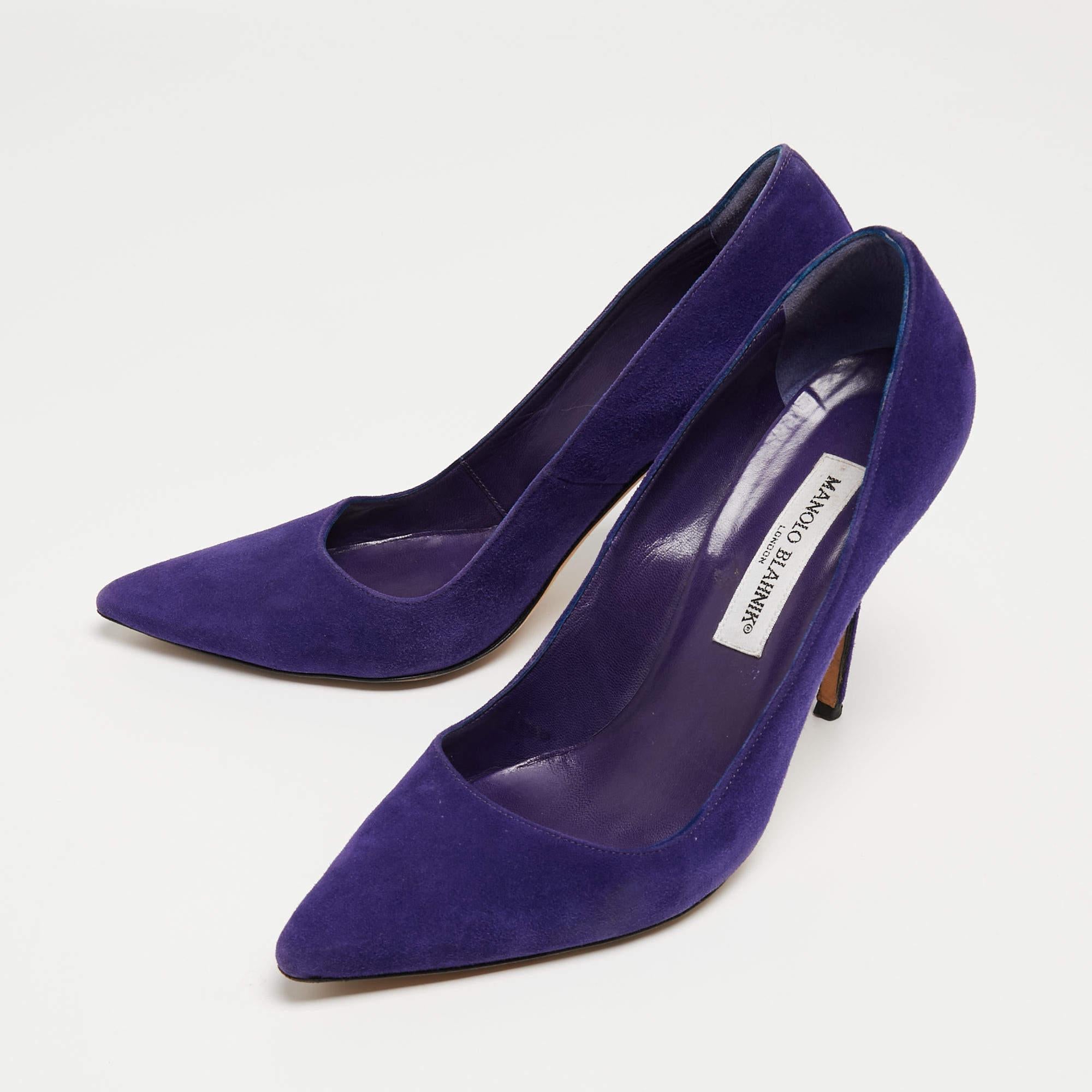 Complement your well-put-together outfit with these suede pumps by Manolo Blahnik. Minimal and classy, they have an amazing construction for enduring quality and comfortable fit.

