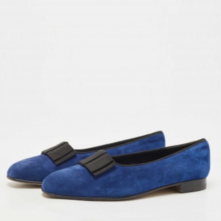 Bleu Manolo Blahnik Mocassins en daim et cuir bleu Toro Opera Bow Slip On Size 41.5 en vente