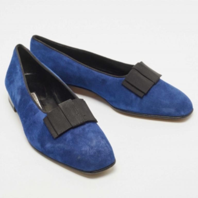 Manolo Blahnik Mocassins en daim et cuir bleu Toro Opera Bow Slip On Size 41.5 Bon état - En vente à Dubai, Al Qouz 2
