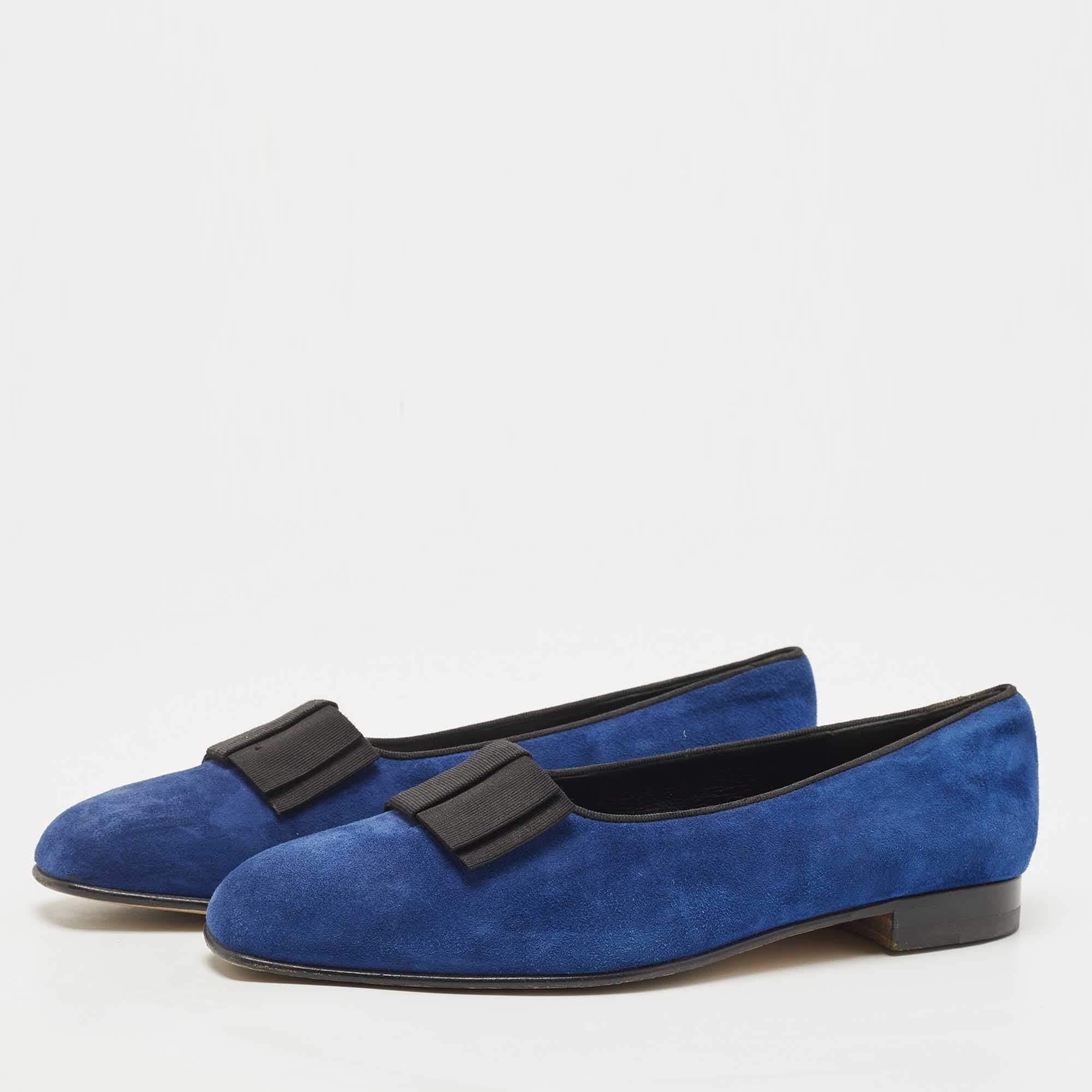 Manolo Blahnik Blue Suede Leather Toro Opera Bow Slip On Loafers Size 41.5 In Good Condition For Sale In Dubai, Al Qouz 2