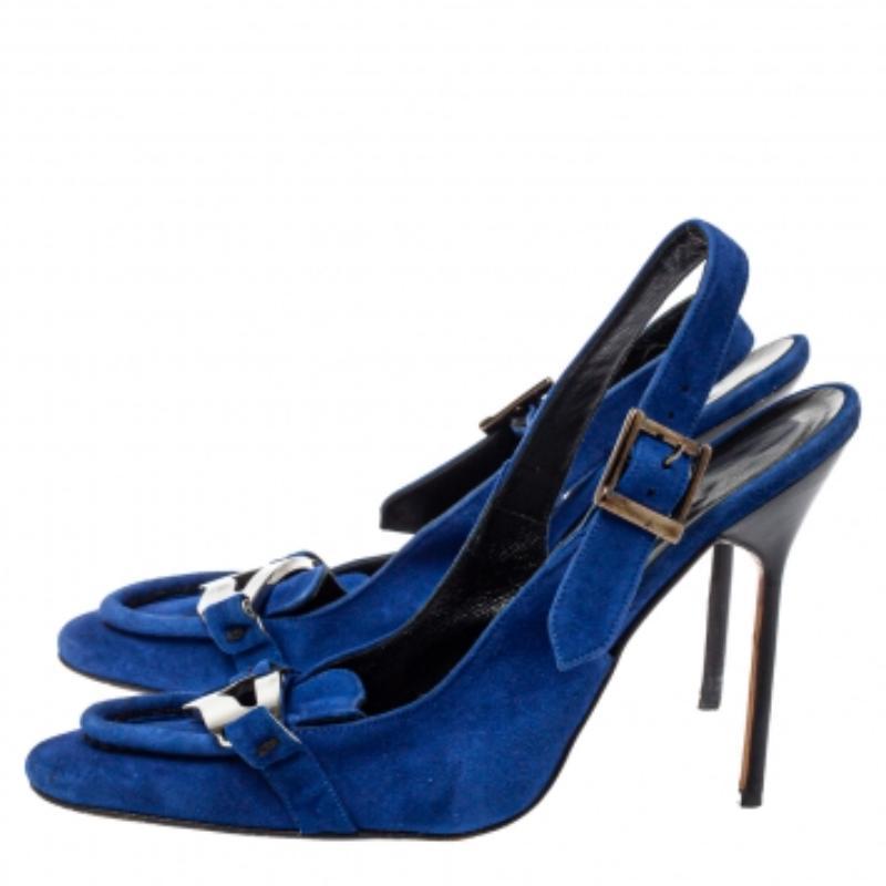 Estas sandalias azules de Manolo Blahnik, que combinan a la perfección moda y comodidad, ¡son únicas! Se han confeccionado en ante con un diseño tipo mocasín y se sujetan con unos tirabuzones. Se completan con cómodas plantillas forradas de piel y