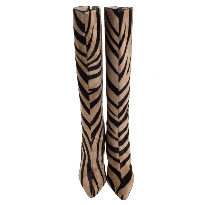 Schlicht und raffiniert, diese knielangen Stiefel von Manolo Blahnik sind ein Muss für Ihre modische Persönlichkeit. Diese Stiefel sind aus Kalbshaar mit Leopardenmuster gefertigt und haben einen 7 cm hohen Absatz. Kombiniert mit einer langen Tunika