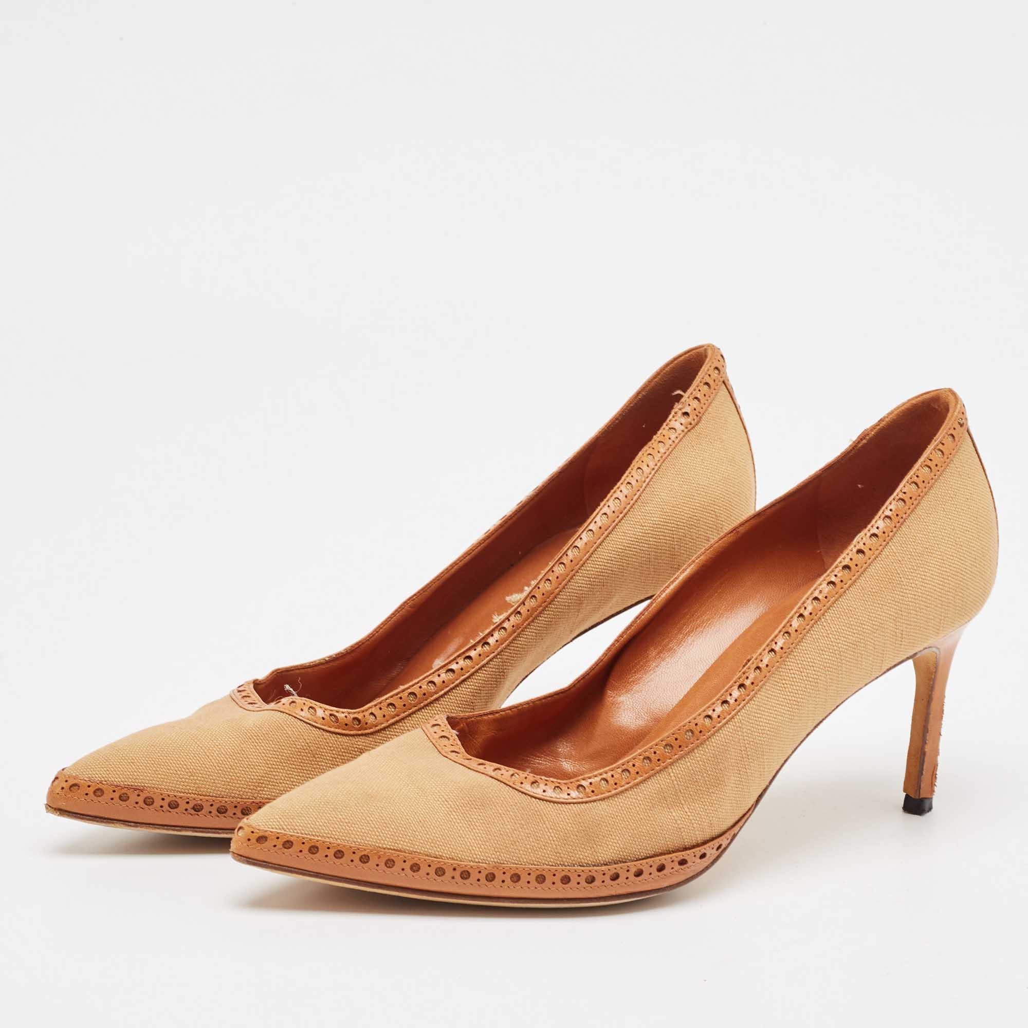 Faites preuve de chic avec ces escarpins de créateur. Ils présentent des talons robustes et des semelles durables  parfait pour vos sorties à la mode