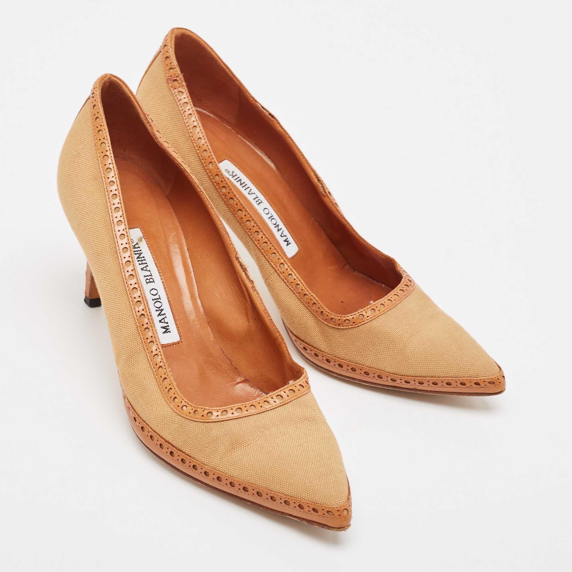 Manolo Blahnik Escarpins à bout pointu en toile et cuir Brown Taille 36.5 État moyen - En vente à Dubai, Al Qouz 2