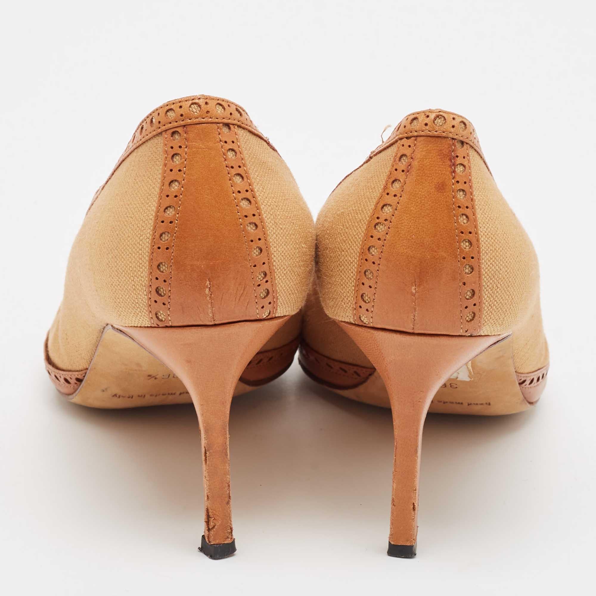 Manolo Blahnik Escarpins à bout pointu en toile et cuir Brown Taille 36.5 Pour femmes en vente