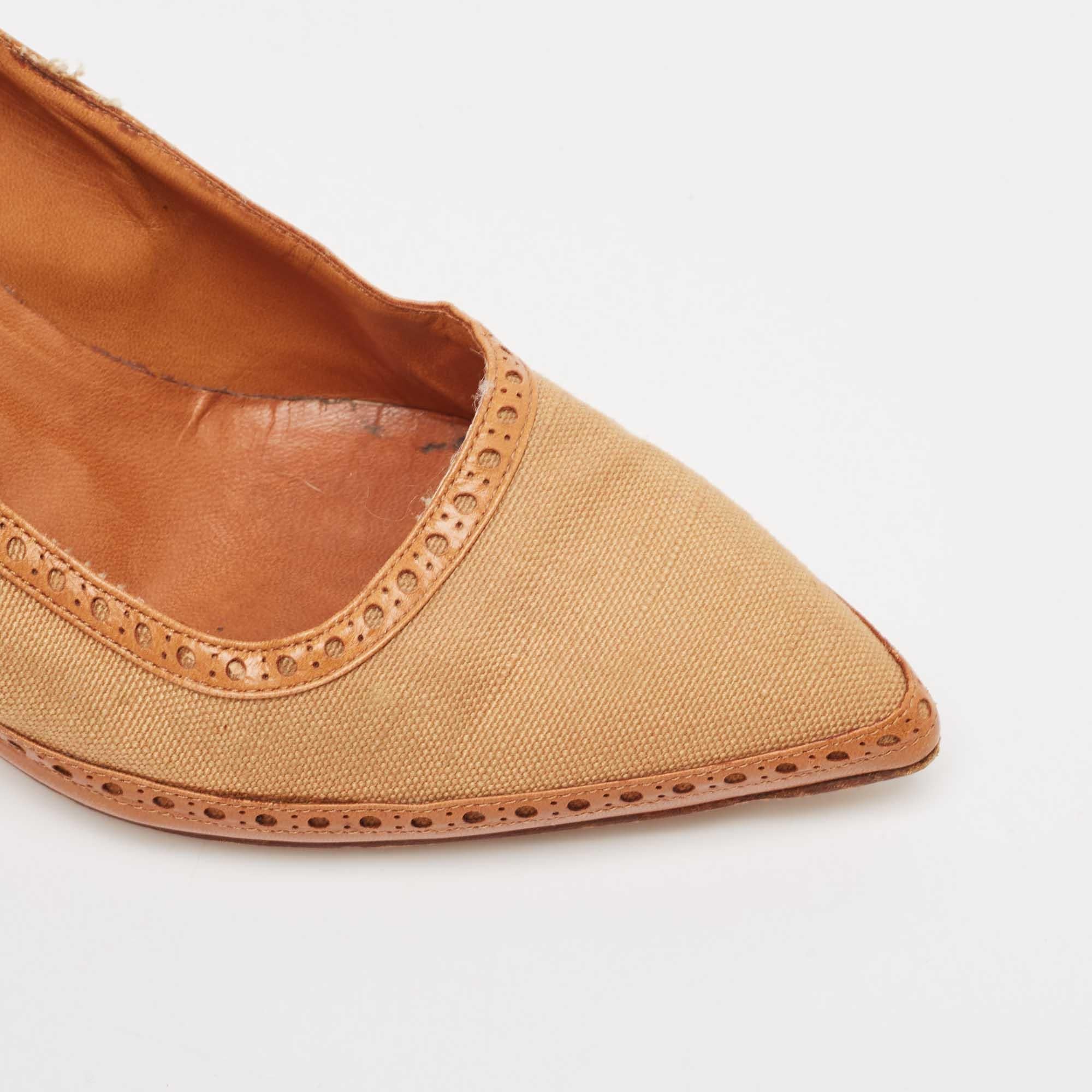 Manolo Blahnik Escarpins à bout pointu en toile et cuir Brown Taille 36.5 en vente 2