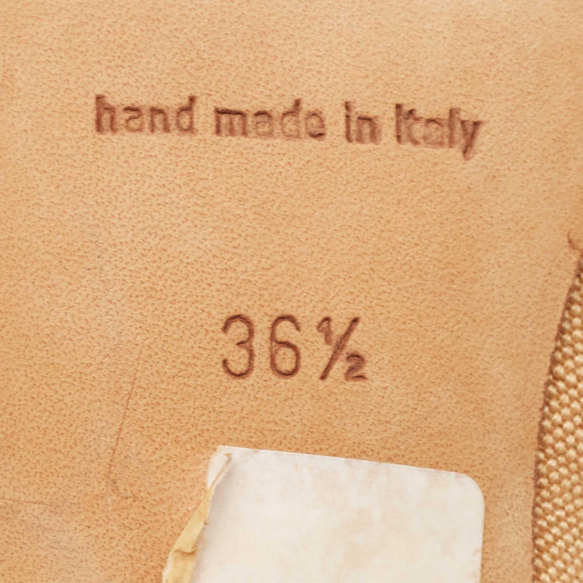 Manolo Blahnik Escarpins à bout pointu en toile et cuir Brown Taille 36.5 en vente 3