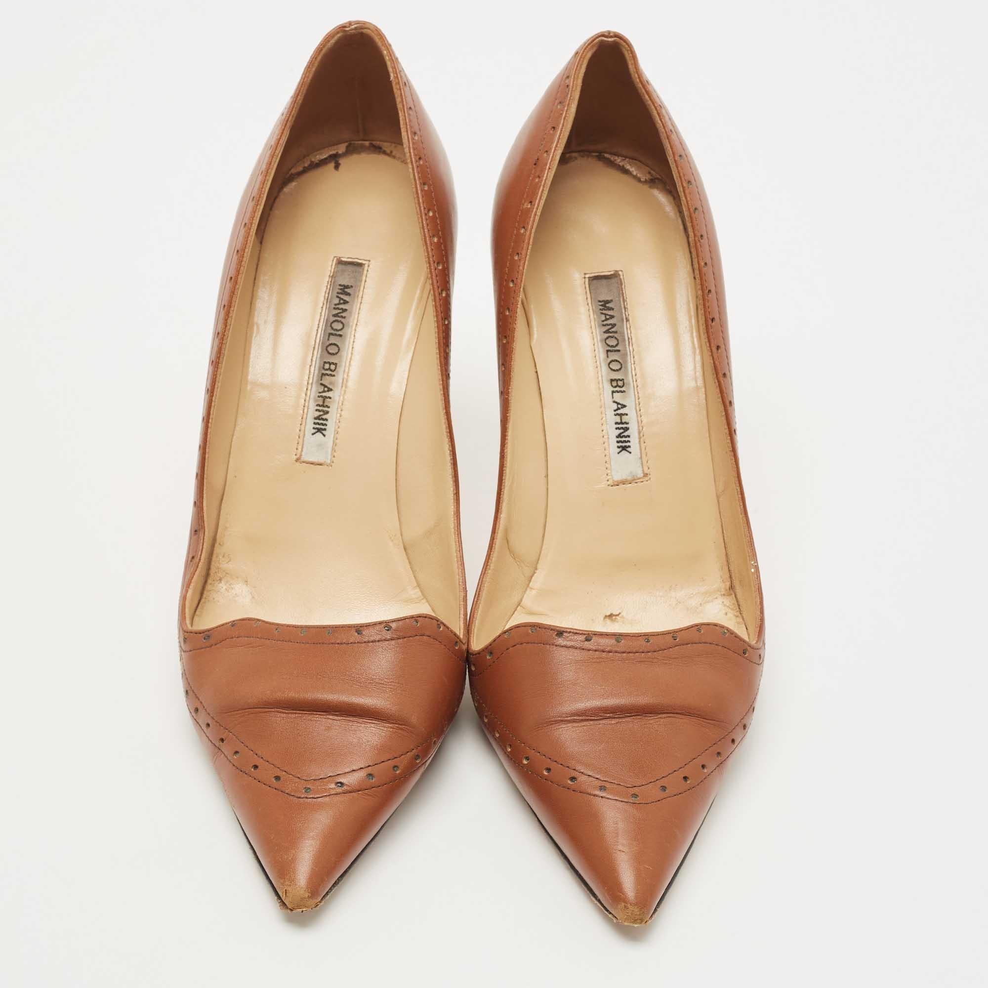 Manolo Blahnik Brown Leather Perforated Pumps Size 39 In Fair Condition For Sale In Dubai, Al Qouz 2