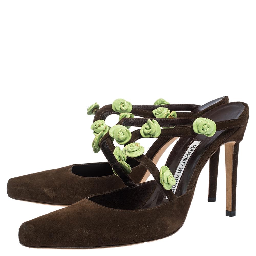 Manolo Blahnik Brown Suede And Green Rose Embellished Pointed Toe Mules Size 37 In Good Condition In Dubai, Al Qouz 2