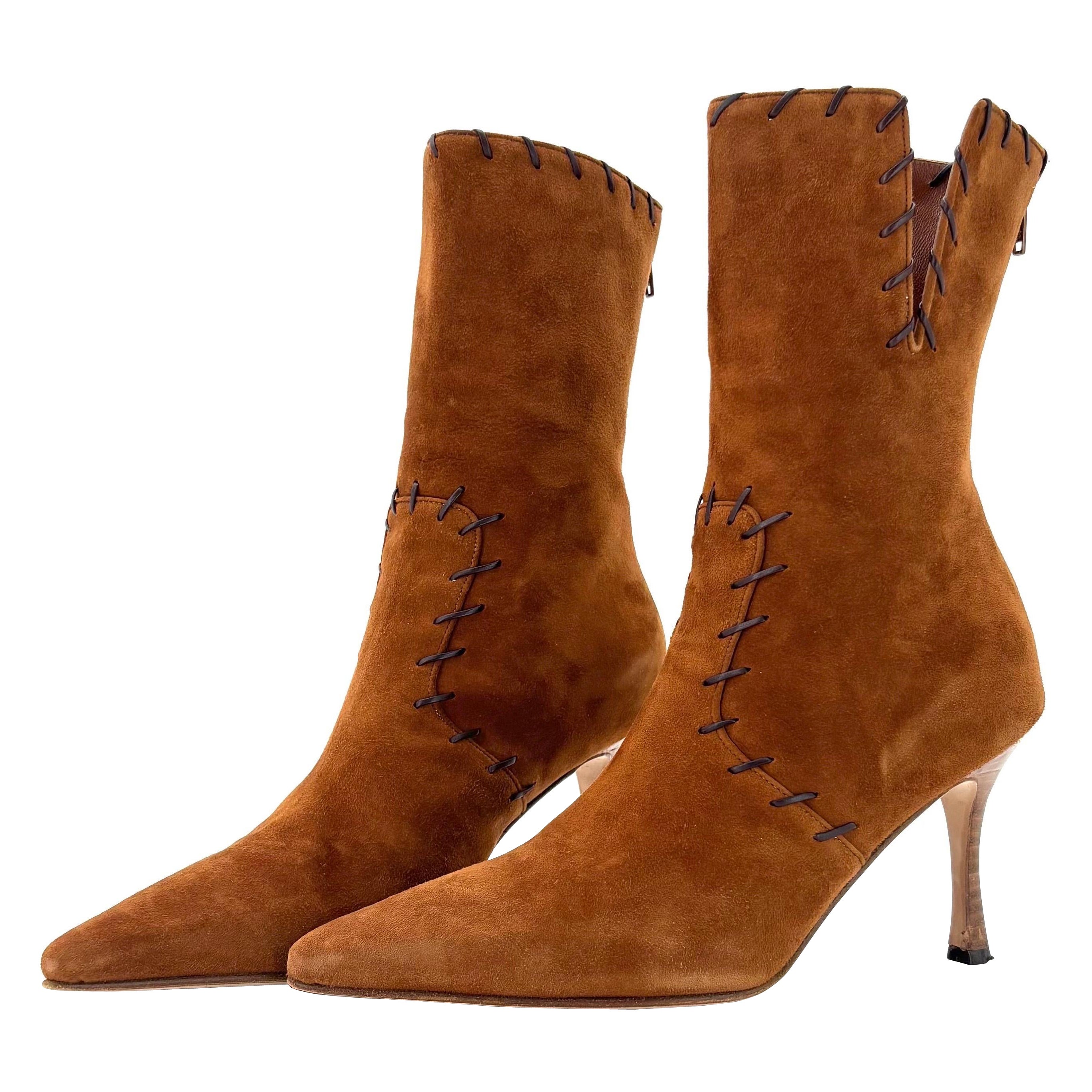Manolo Blahnik Brown Suede Whipstitch Pointed Toe Mid Calf Heeled Boots 37.5 en vente