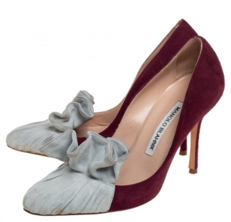 Manolo Blahnik Burgundy And Grey Suede Arleti Frill Detail Pumps Size 35 In Good Condition For Sale In Dubai, Al Qouz 2