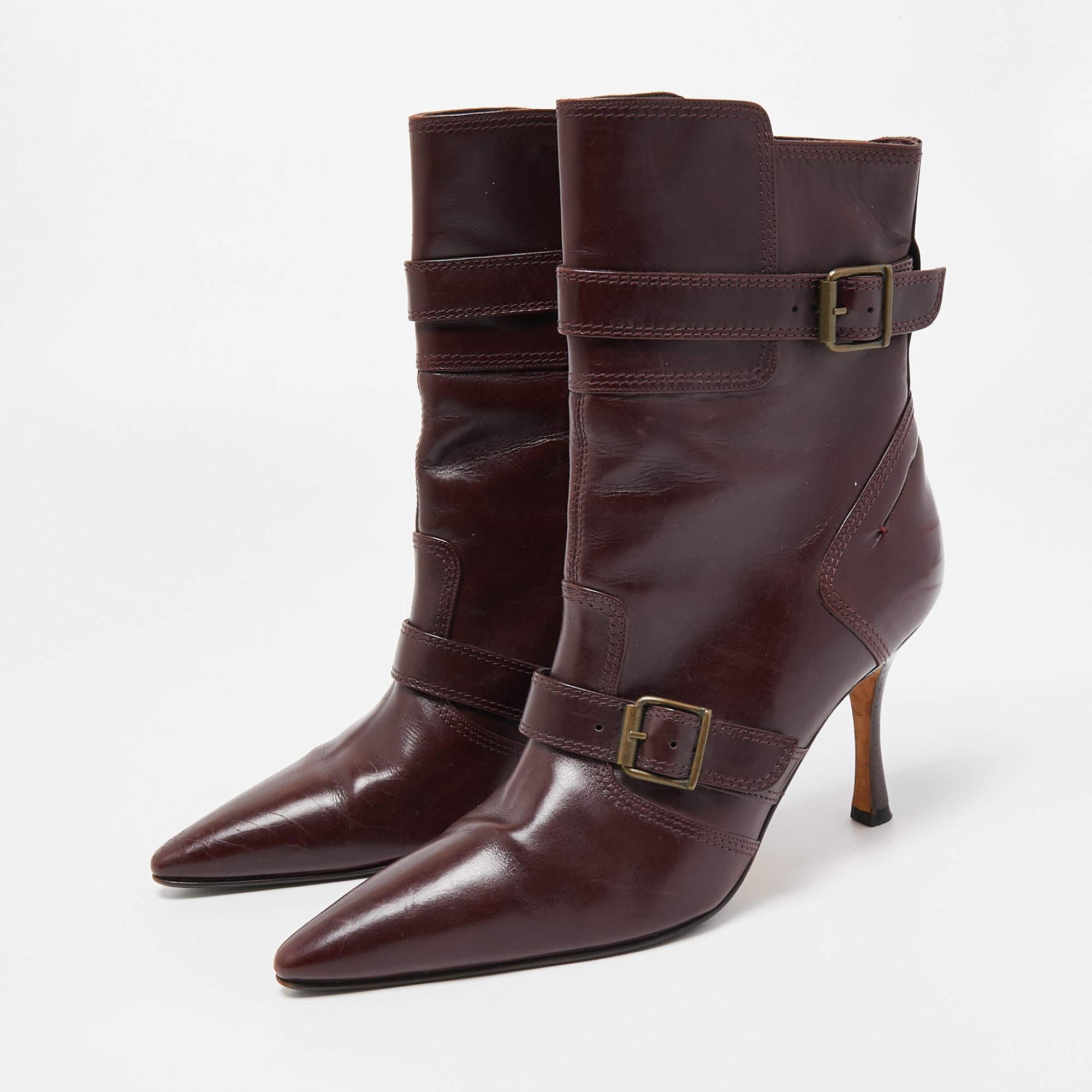 Enjoy the most fashionable days with these stylish boots. Modern in design and craftsmanship, they are fashioned to keep you comfortable and chic!