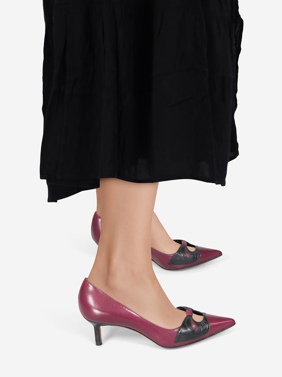 L'ÉTAT est très bon. L'usure des talons est minime. Usure minimale aux deux semelles intérieures avec décoloration sur le nom de la marque sur cet article de revente de designer Manolo Blahnik d'occasion.
 

 

 

 Détails
 

 

 Bourgogne
 

 Cuir
