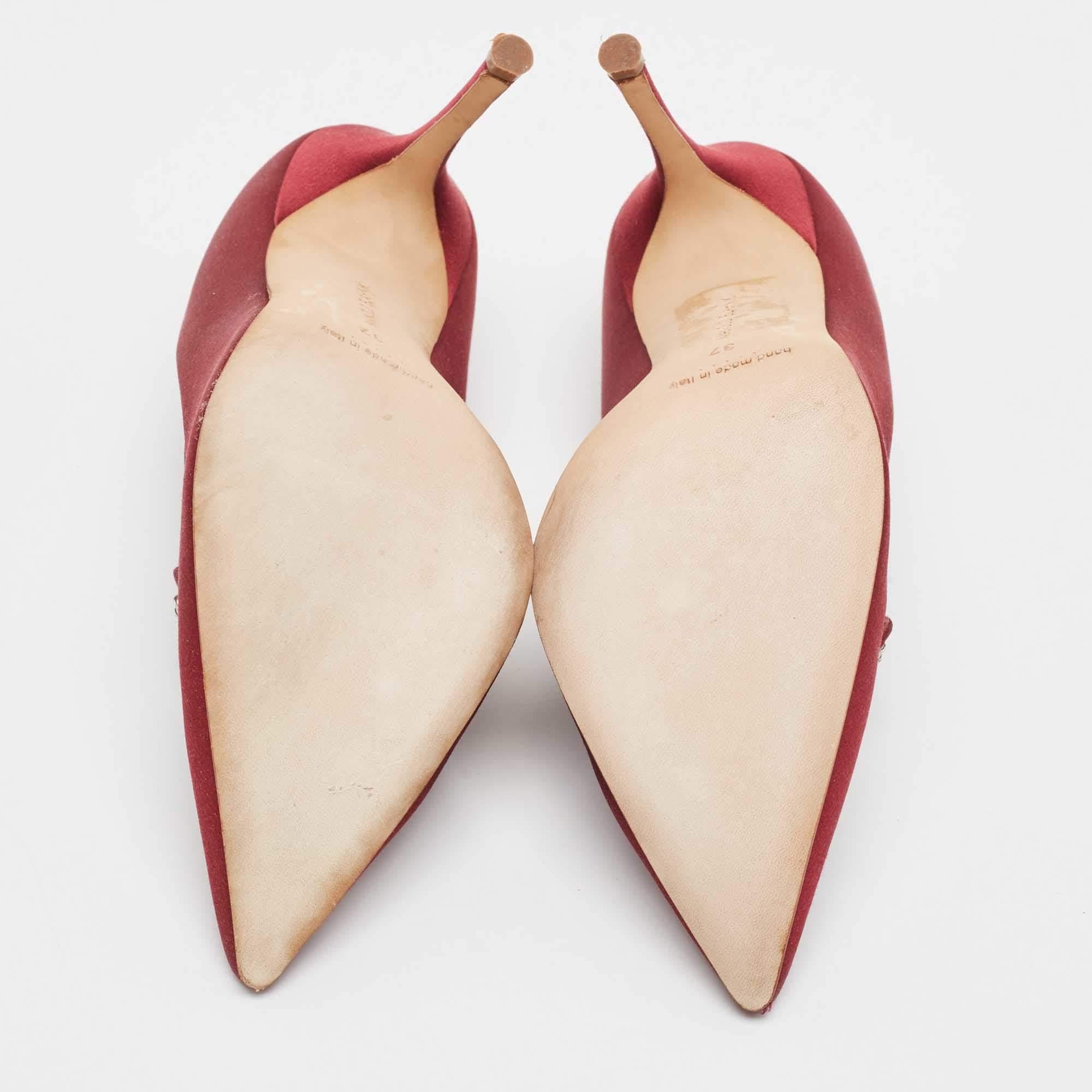 Manolo Blahnik Burgundy Satin Chilanghi Pumps Size 37 In Good Condition In Dubai, Al Qouz 2