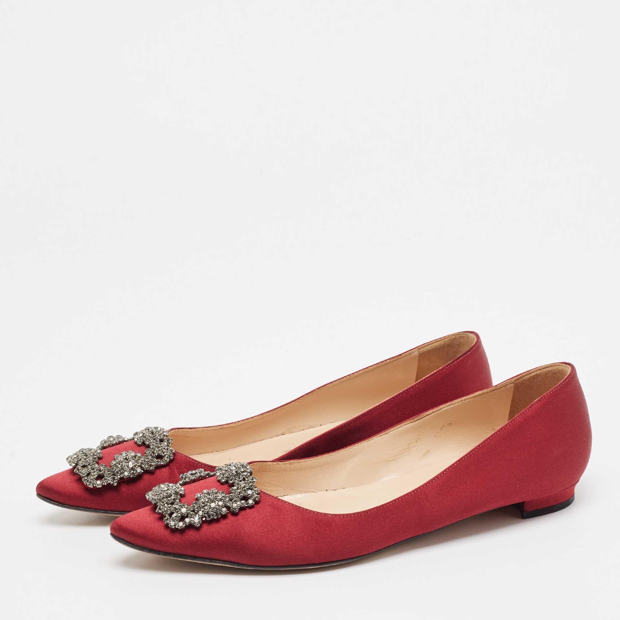 Complete your look by adding these designer ballet flats to your collection of everyday footwear. They are crafted skilfully to grant the perfect fit and style.