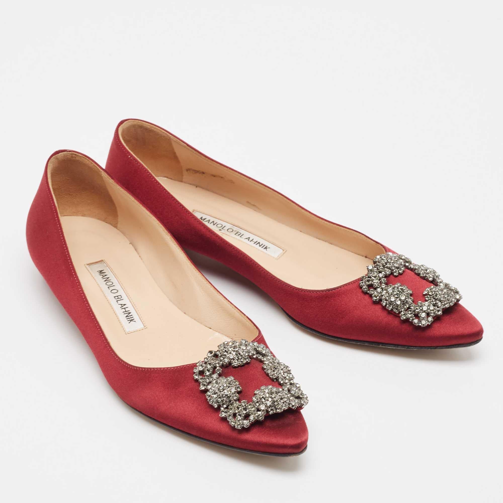 Manolo Blahnik Burgundy Satin Hangisi Ballet Flats 37.5 In Good Condition In Dubai, Al Qouz 2