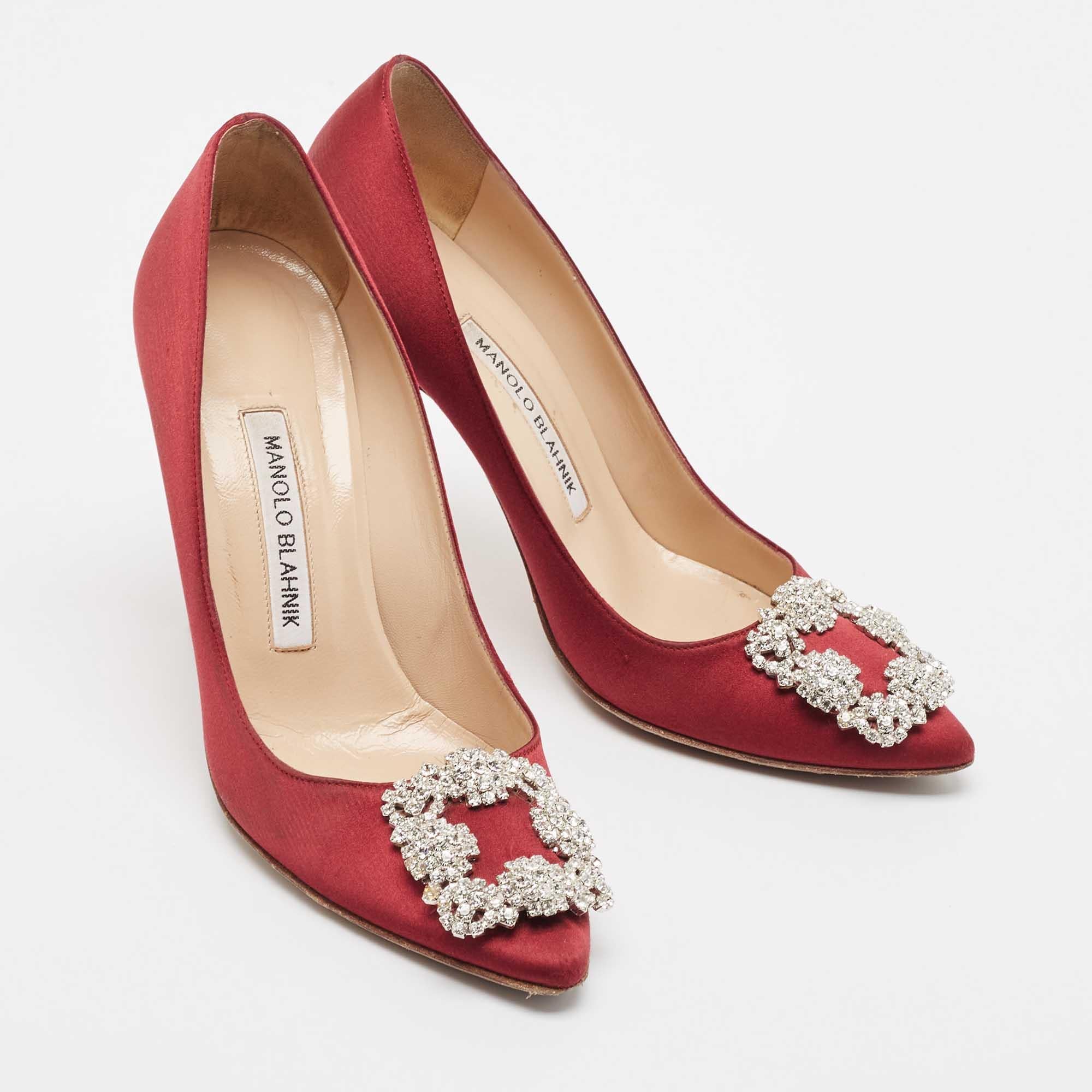 Manolo Blahnik Burgundy Satin Hangisi Pumps Size 36.5 In Good Condition In Dubai, Al Qouz 2