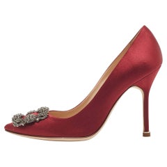 Manolo Blahnik Burgunderfarbene Hangisi-Pumps aus Satin Größe 36.5