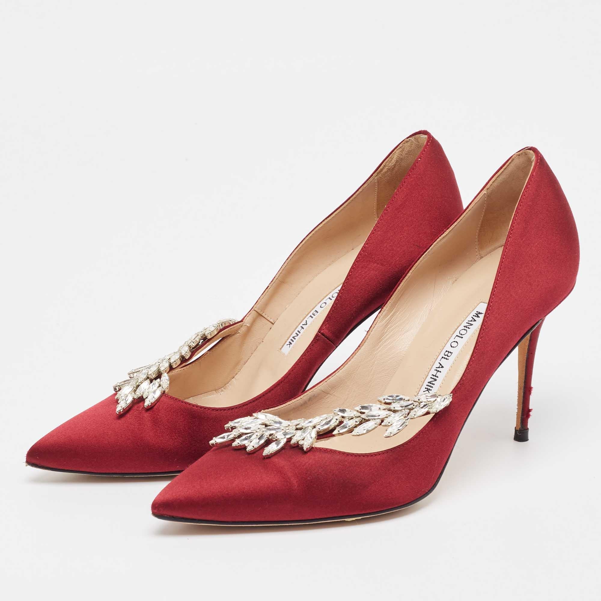 Faites-vous remarquer avec ces escarpins de marque pour femmes. Impeccablement confectionnés, ces talons chics offrent à la fois mode et confort et rehaussent votre look à chaque pas gracieux.