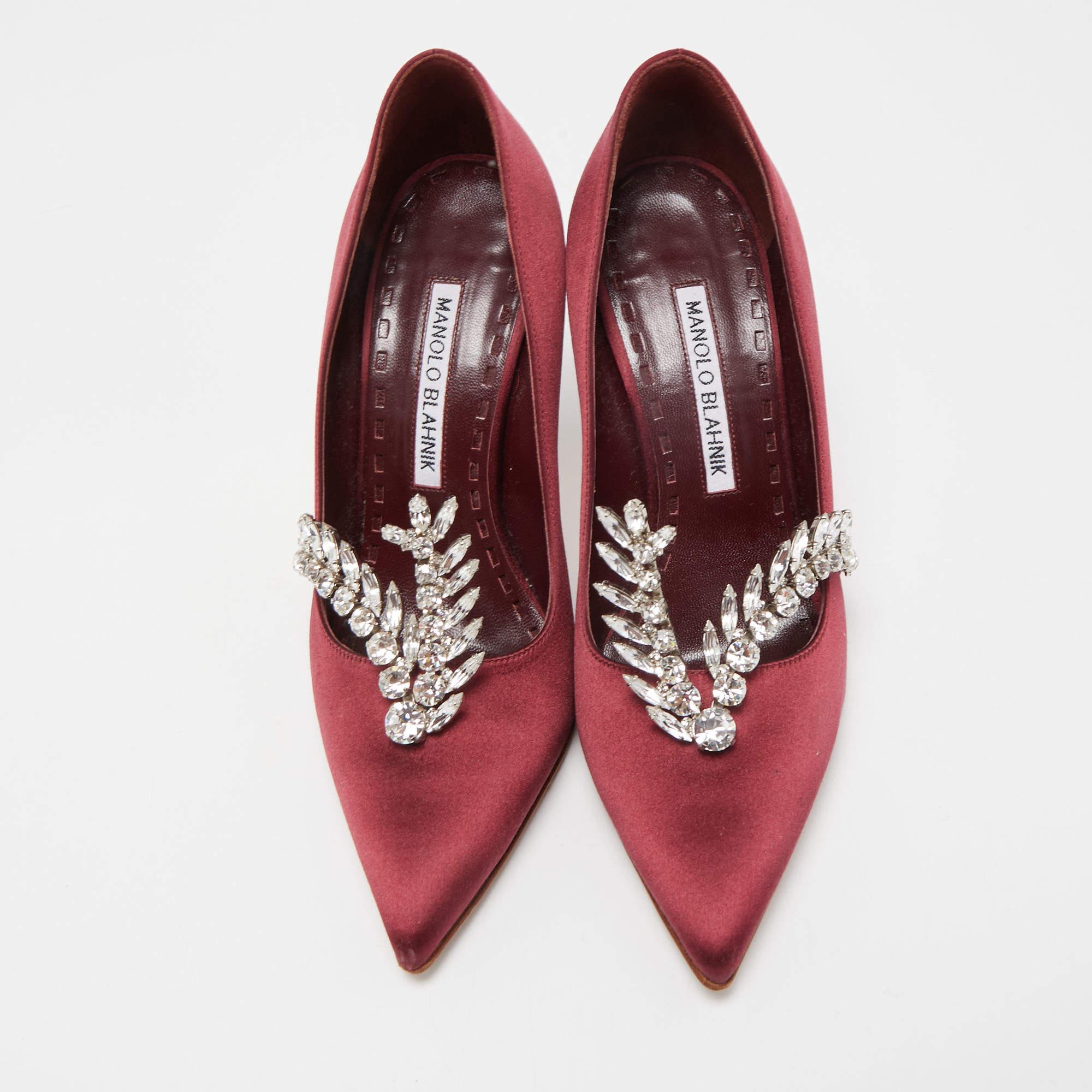 Complement your well-put-together outfit with these pumps by Manolo Blahnik. Grand and classy, they have an amazing construction for enduring quality and comfortable fit.

Includes: Original Box, Info Booklet

