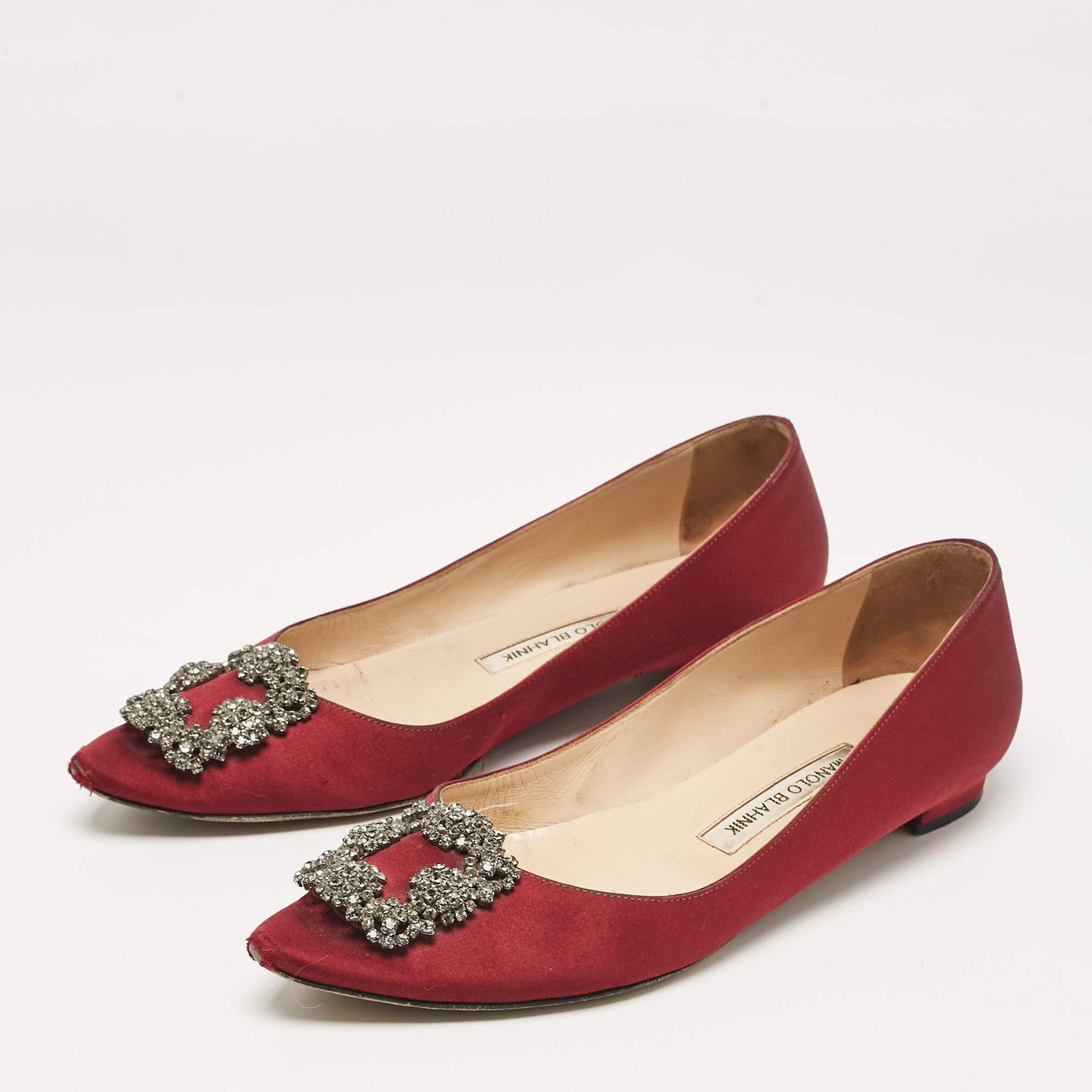 Creado por Manolo Blahnik  estas bailarinas son un estilo básico que toda colección de zapatos necesita. Fabricado con satén  los zapatos se realzan con adornos en el exterior.