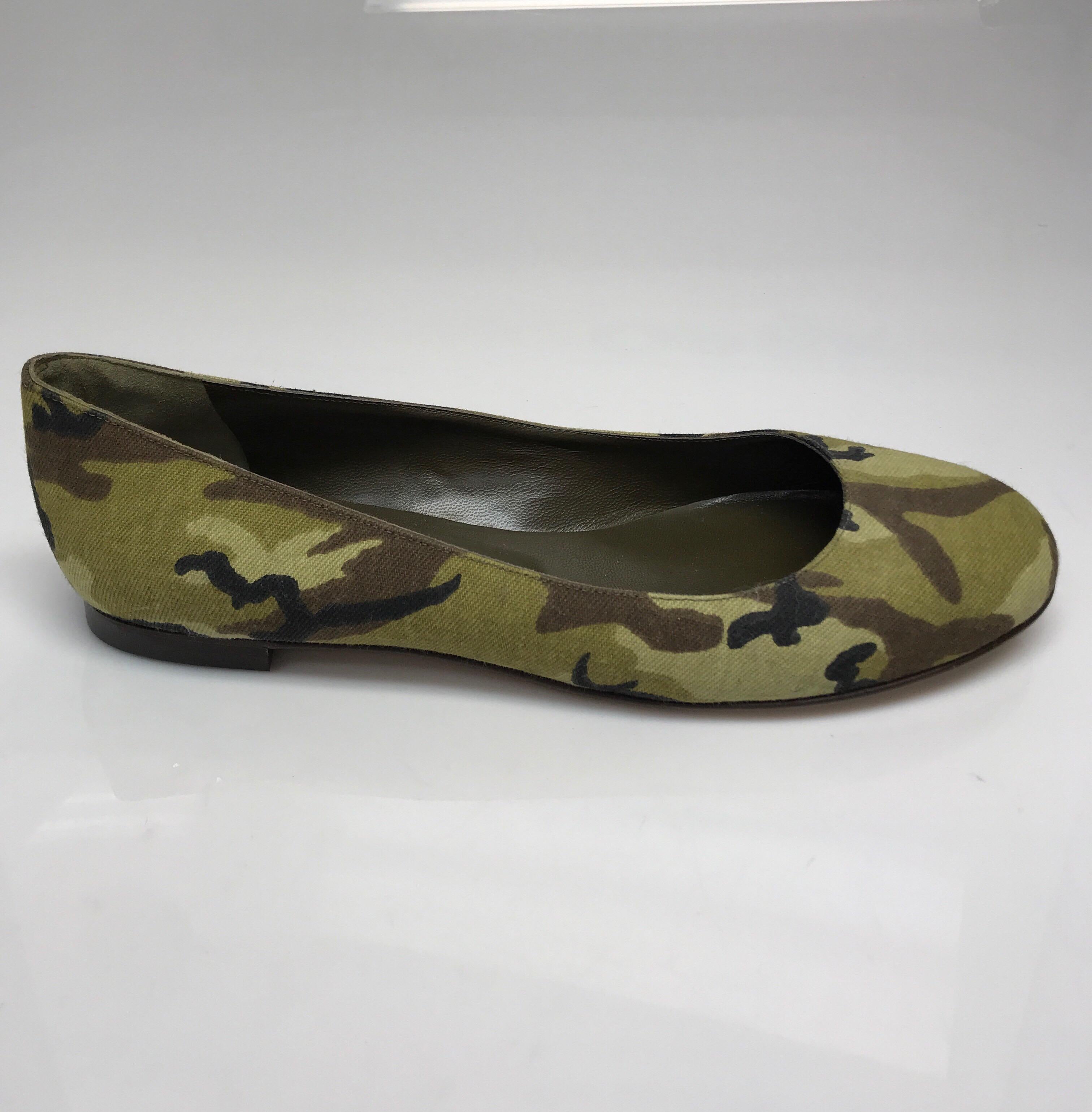 Manolo Blahnik Camouflage Ballet Flats-40. These adorable Manolo Blahnik flats are in excellent condition. They have barely any sign of use. They are made of a soft material with a camouflage pattern throughout.

Measurements:
Size: 40
Heel height: